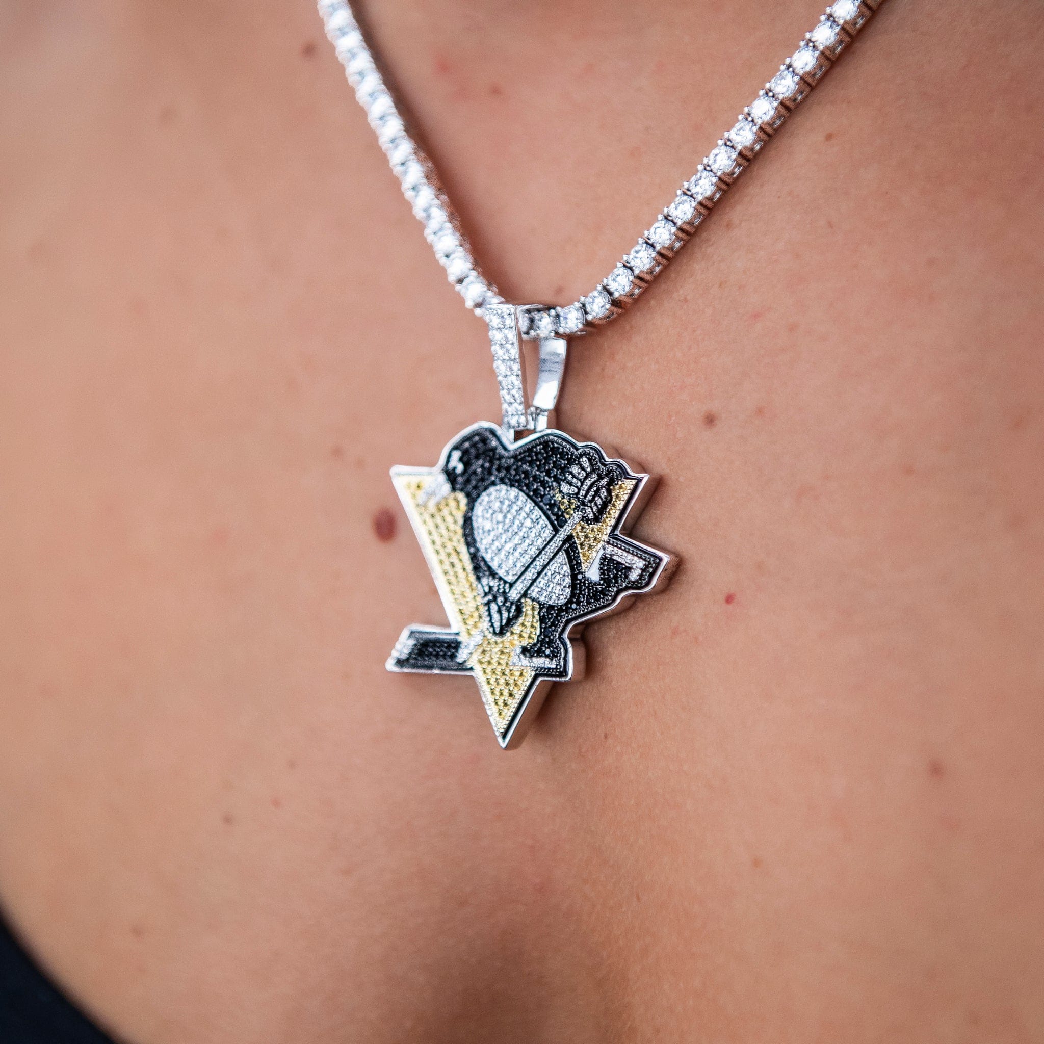 GLD Women Pittsburgh Penguins Official NHL Logo Pendant in White Gold