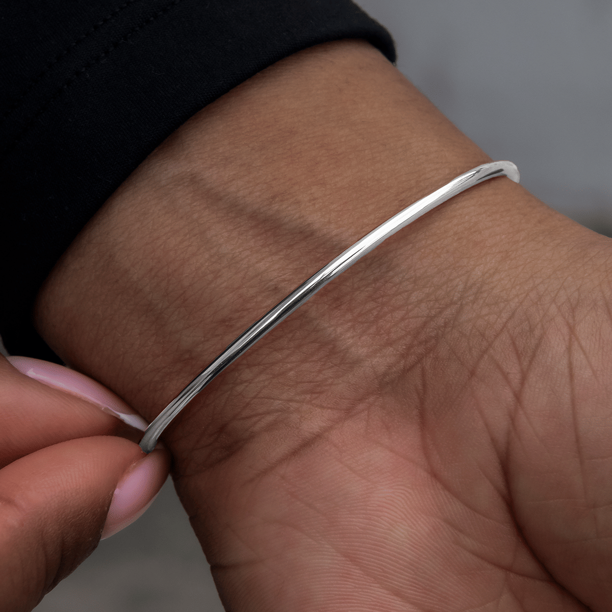 GLD PROMO - WOMEN Open - Cuff Bracelet with Round Cut Stones in White Gold
