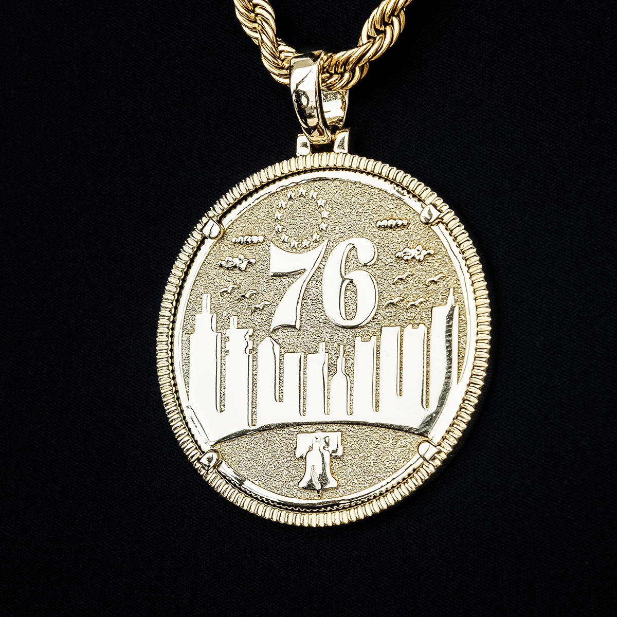 GLD Men Philadelphia 76ers Official NBA Coin Pendant