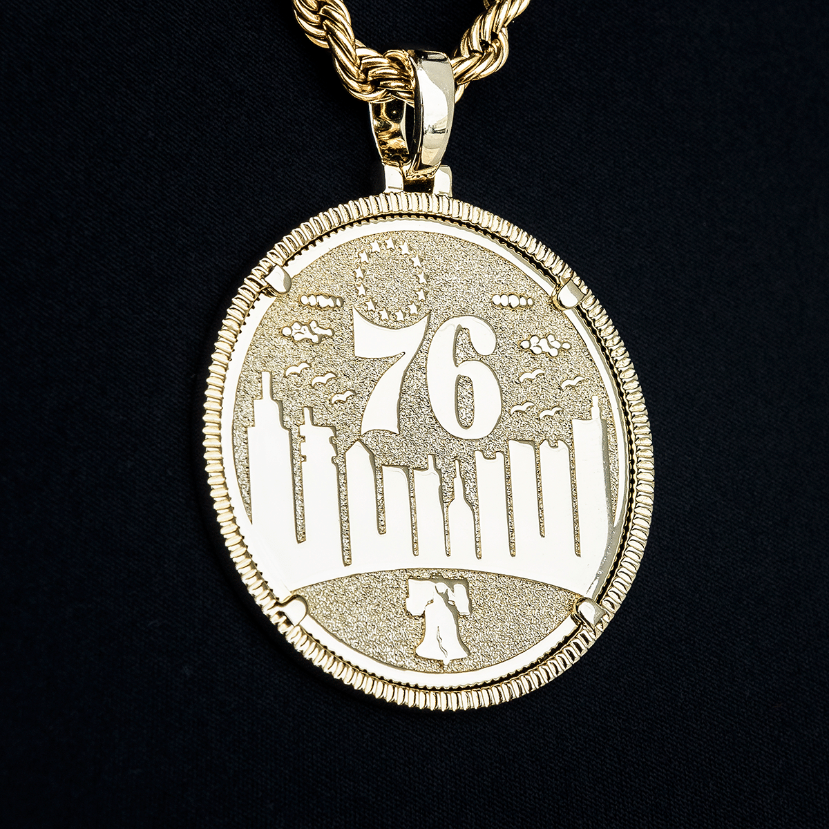 GLD Men Philadelphia 76ers Official NBA Coin Pendant