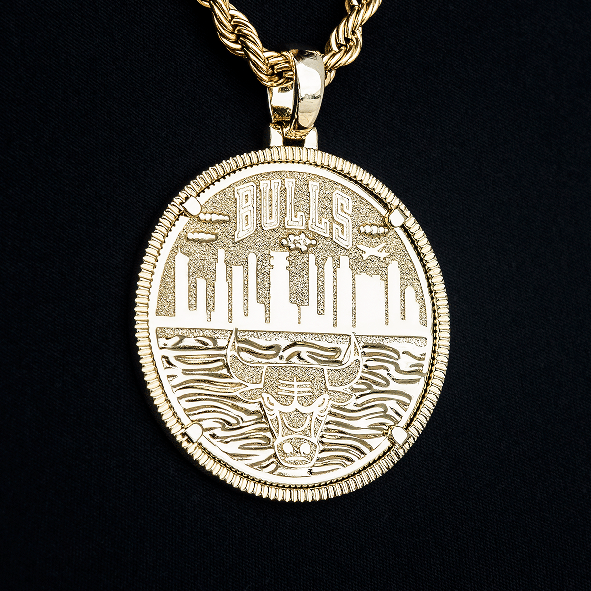 GLD Men Chicago Bulls Official NBA Coin Pendant