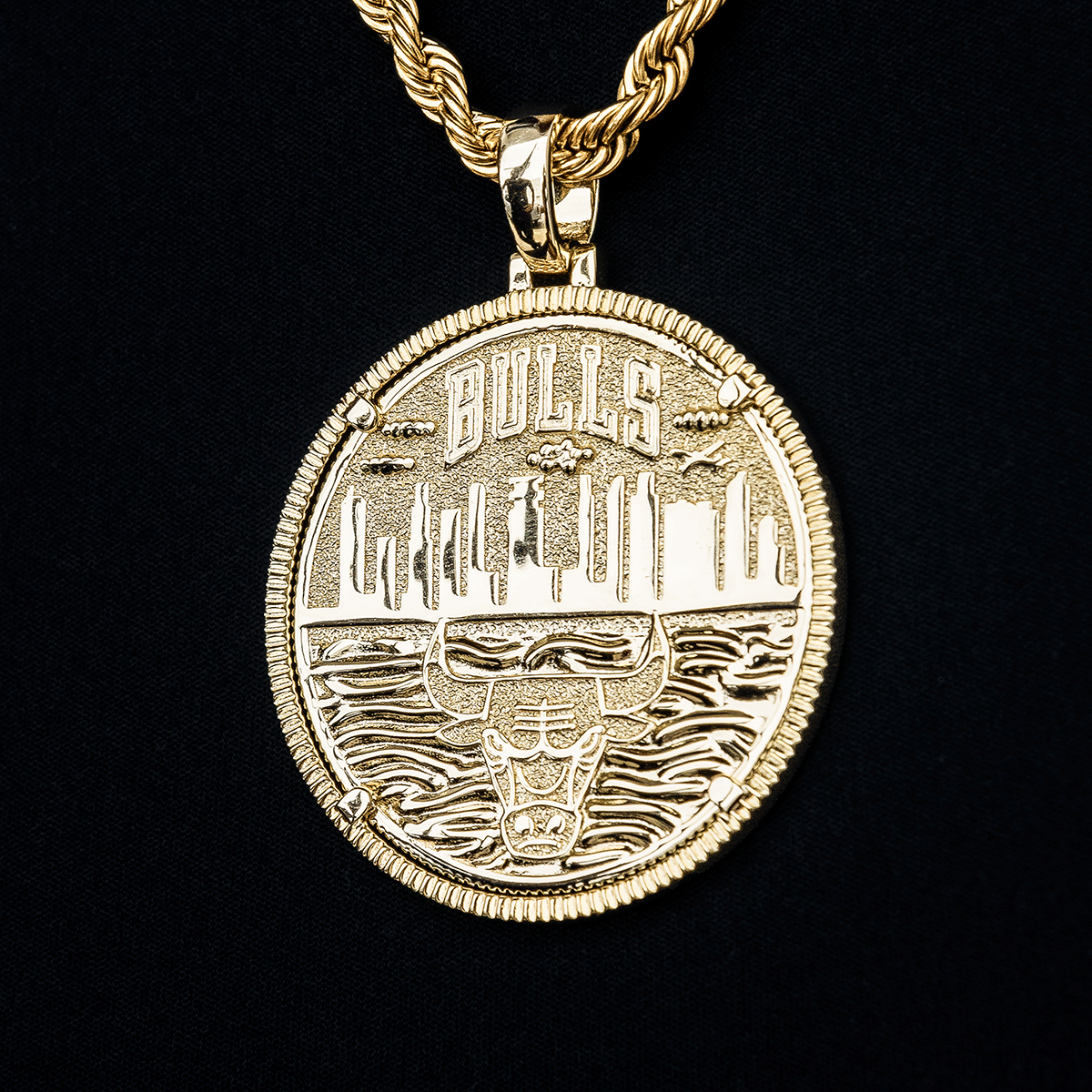 GLD Men Chicago Bulls Official NBA Coin Pendant