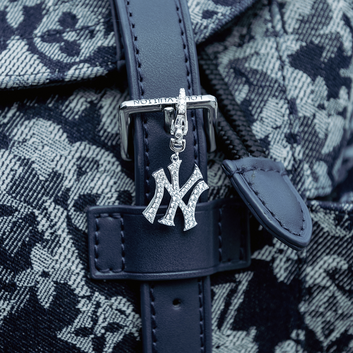 GLD Men New York Yankees Official MLB Micro Logo Clip On Pendant in White Gold