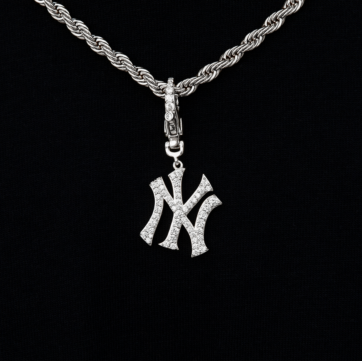 GLD Men New York Yankees Official MLB Micro Logo Clip On Pendant in White Gold