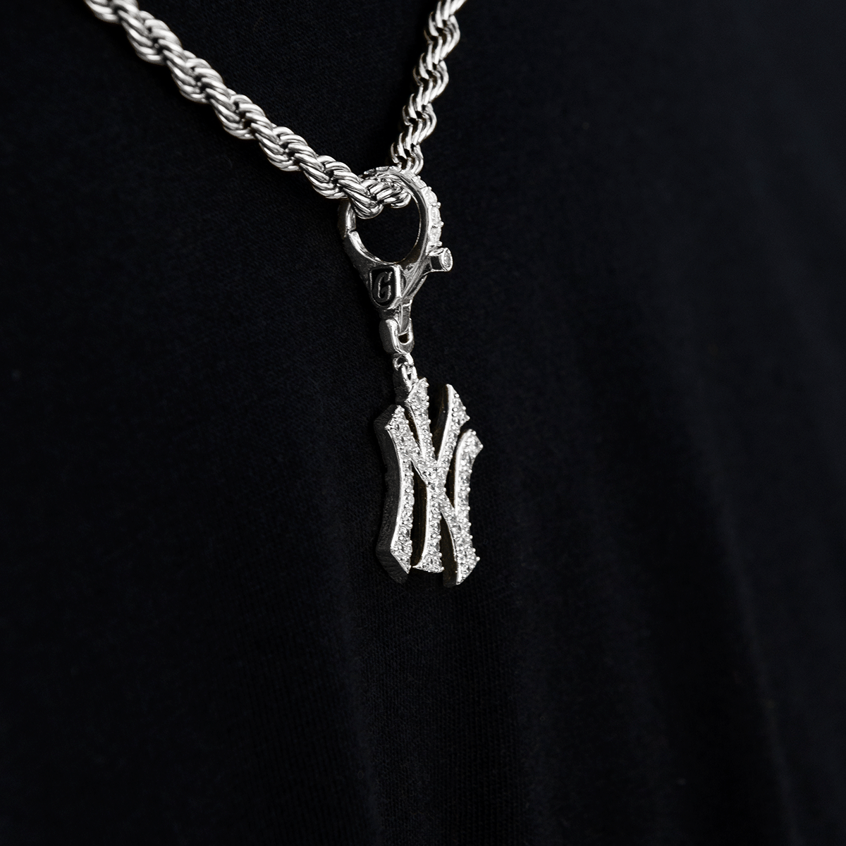 GLD Men New York Yankees Official MLB Micro Logo Clip On Pendant in White Gold