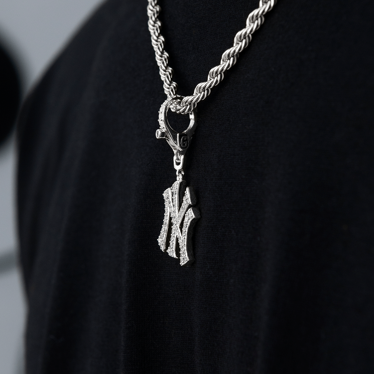 GLD Men New York Yankees Official MLB Micro Logo Clip On Pendant in White Gold