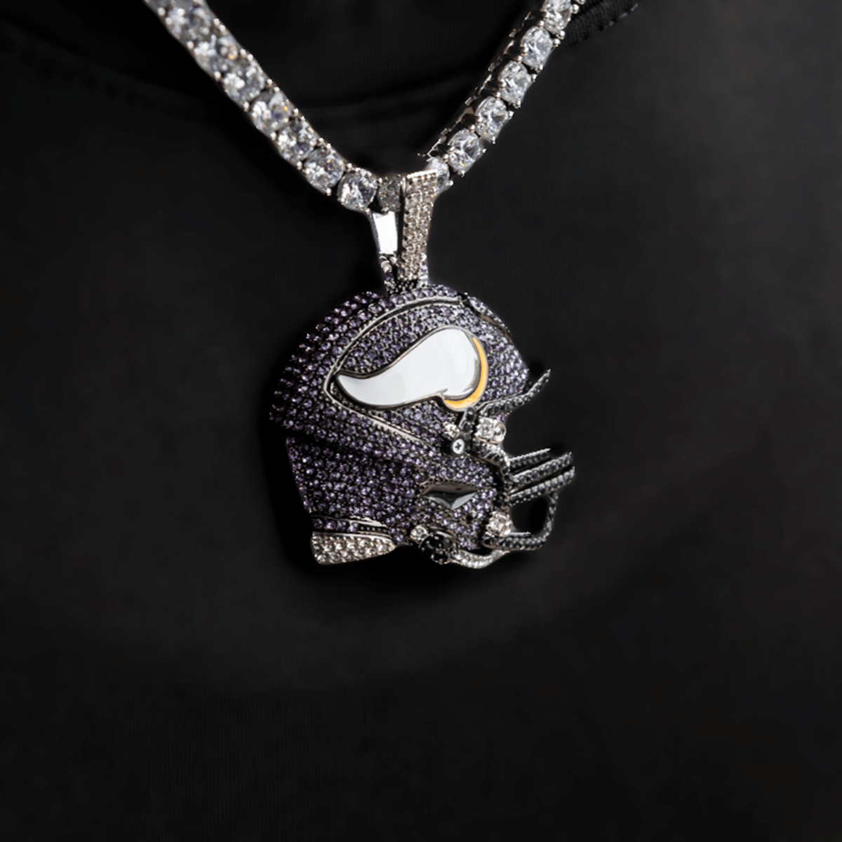 GLD Men 2025 Minnesota Vikings Team Helmet Pendant - White Gold