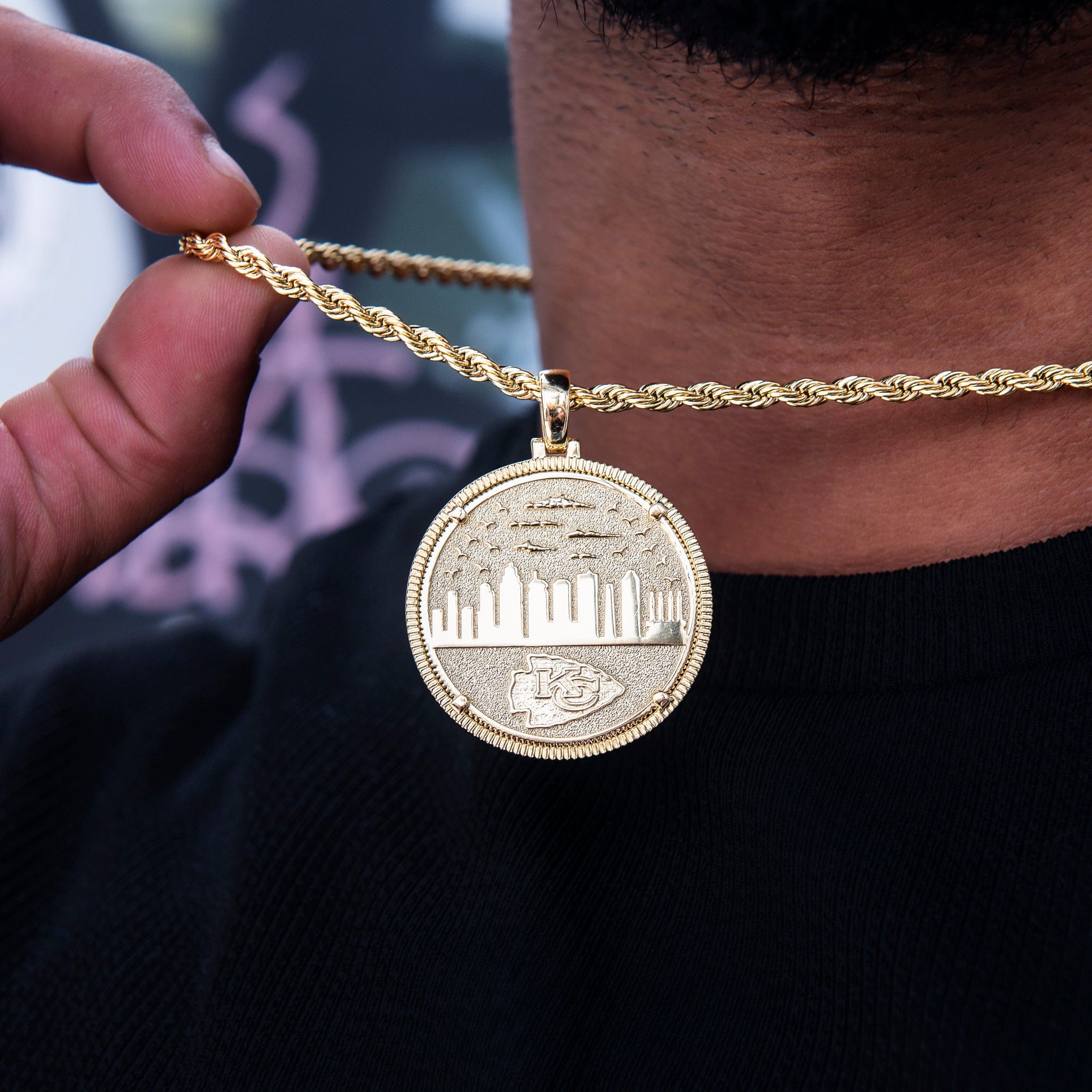 GLD Men Kansas City Chiefs Official NFL Coin Pendant
