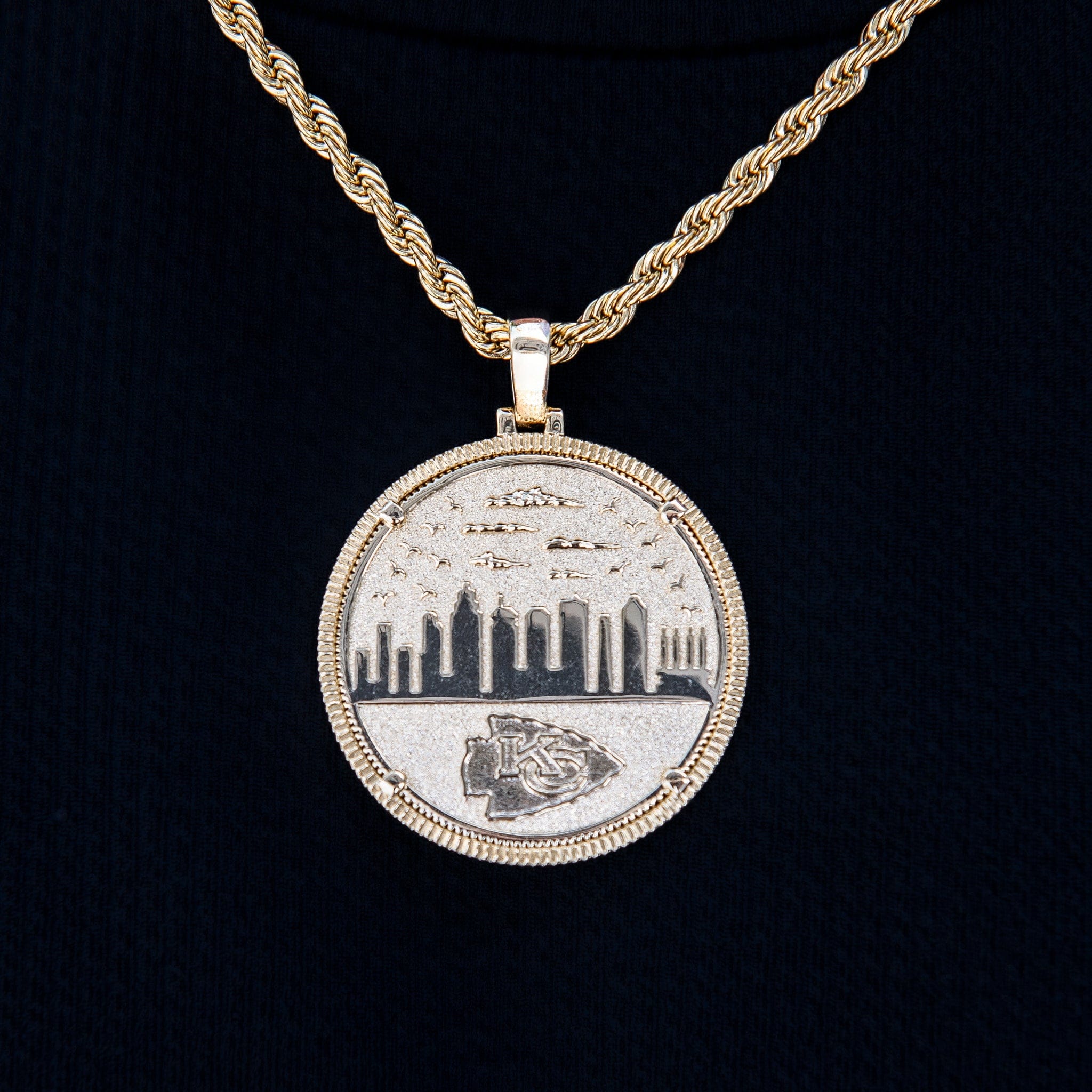 GLD Men Kansas City Chiefs Official NFL Coin Pendant