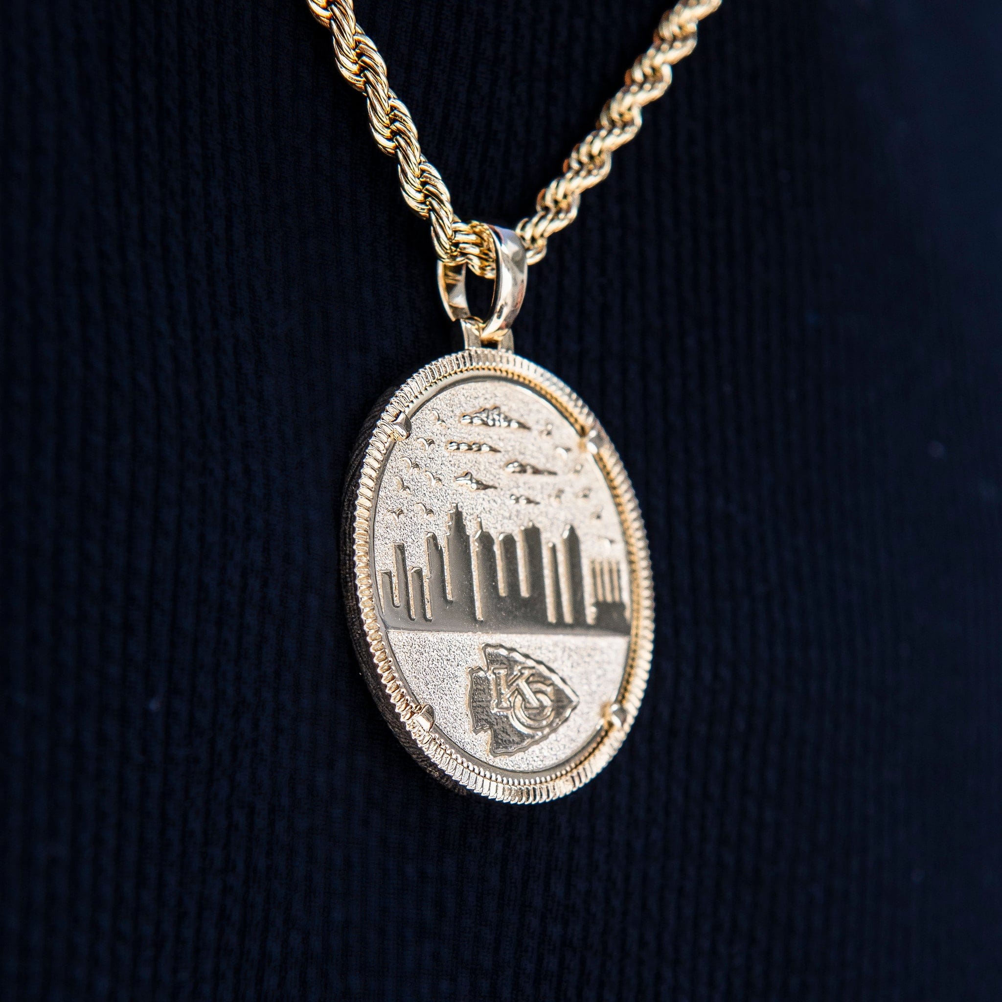 GLD Men Kansas City Chiefs Official NFL Coin Pendant
