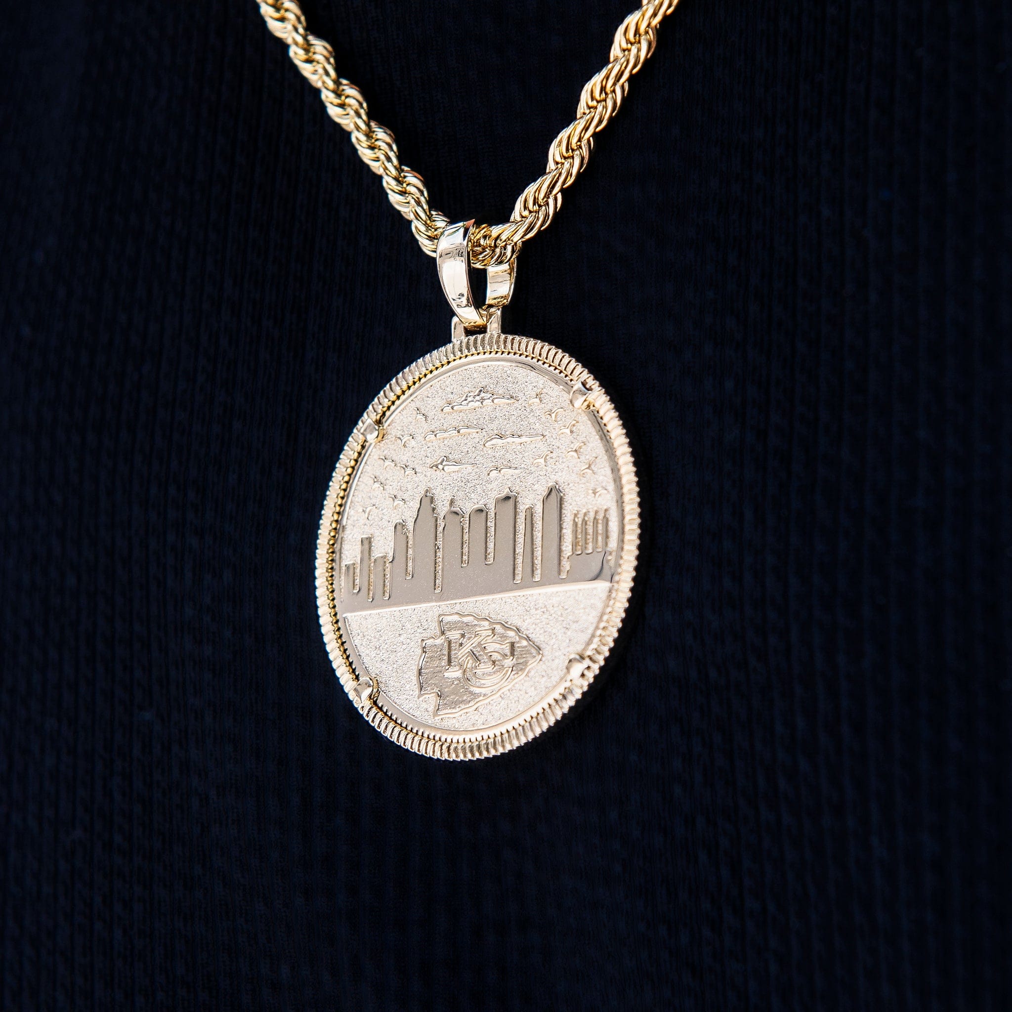 GLD Men Kansas City Chiefs Official NFL Coin Pendant