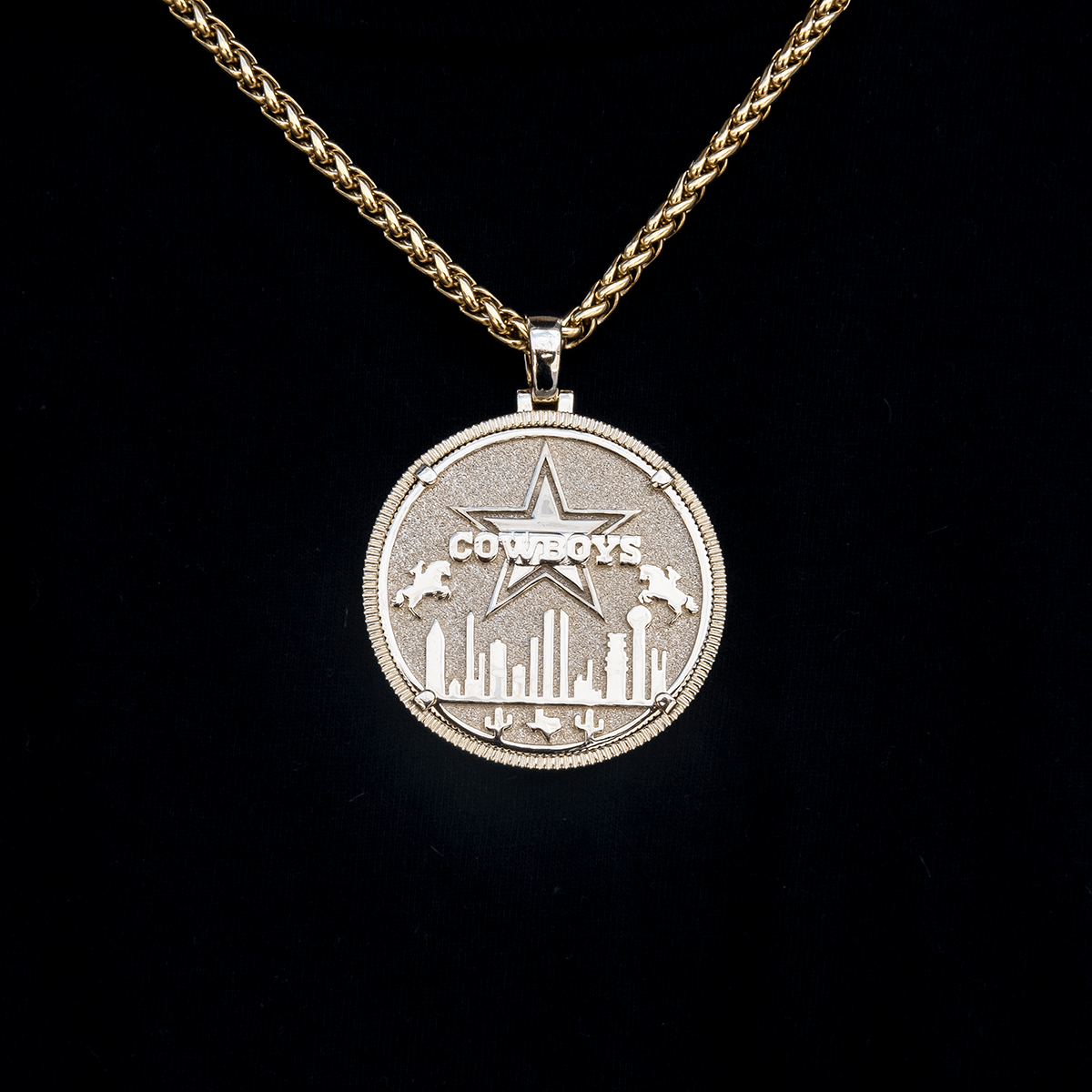 GLD Men Dallas Cowboys Official NFL Coin Pendant