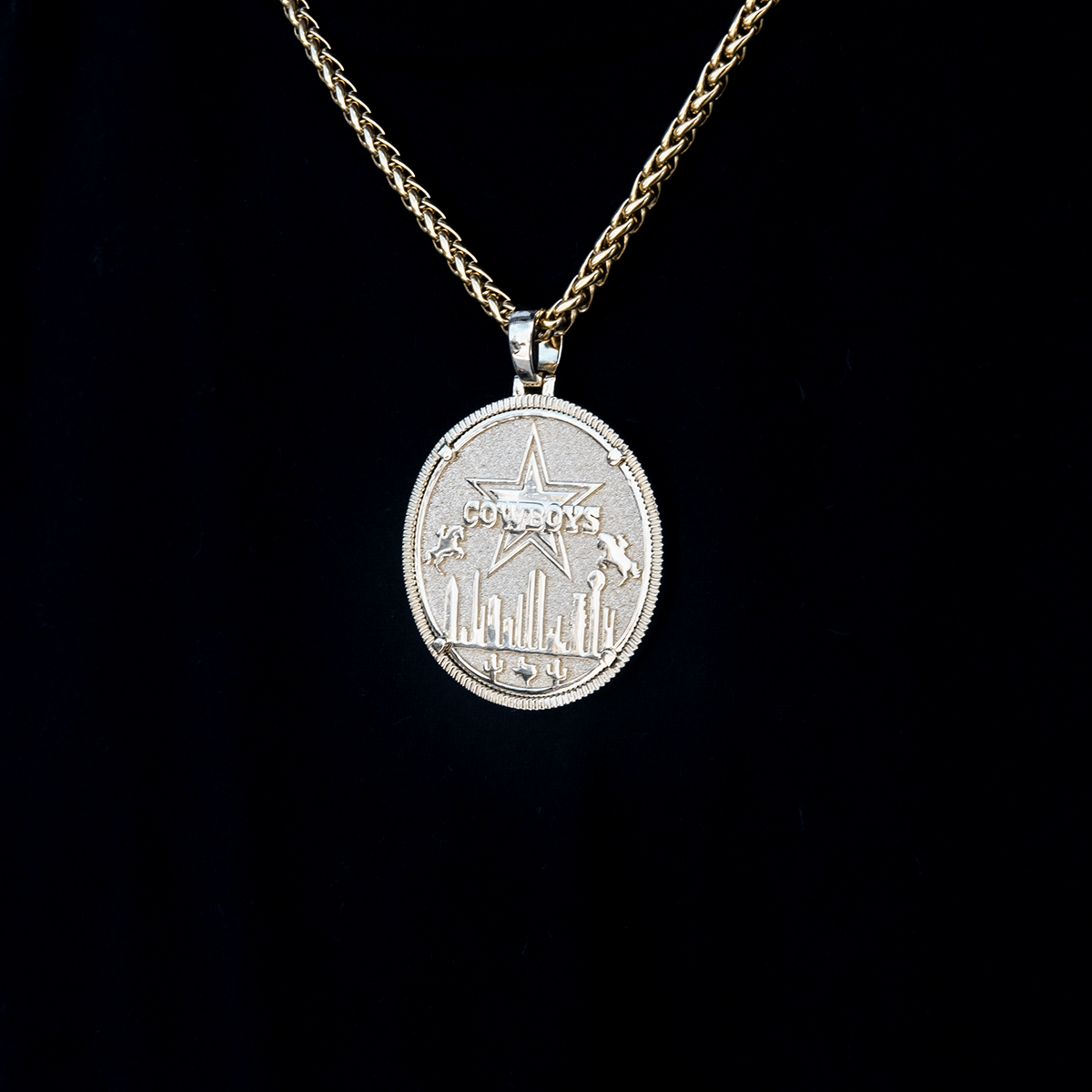 GLD Men Dallas Cowboys Official NFL Coin Pendant