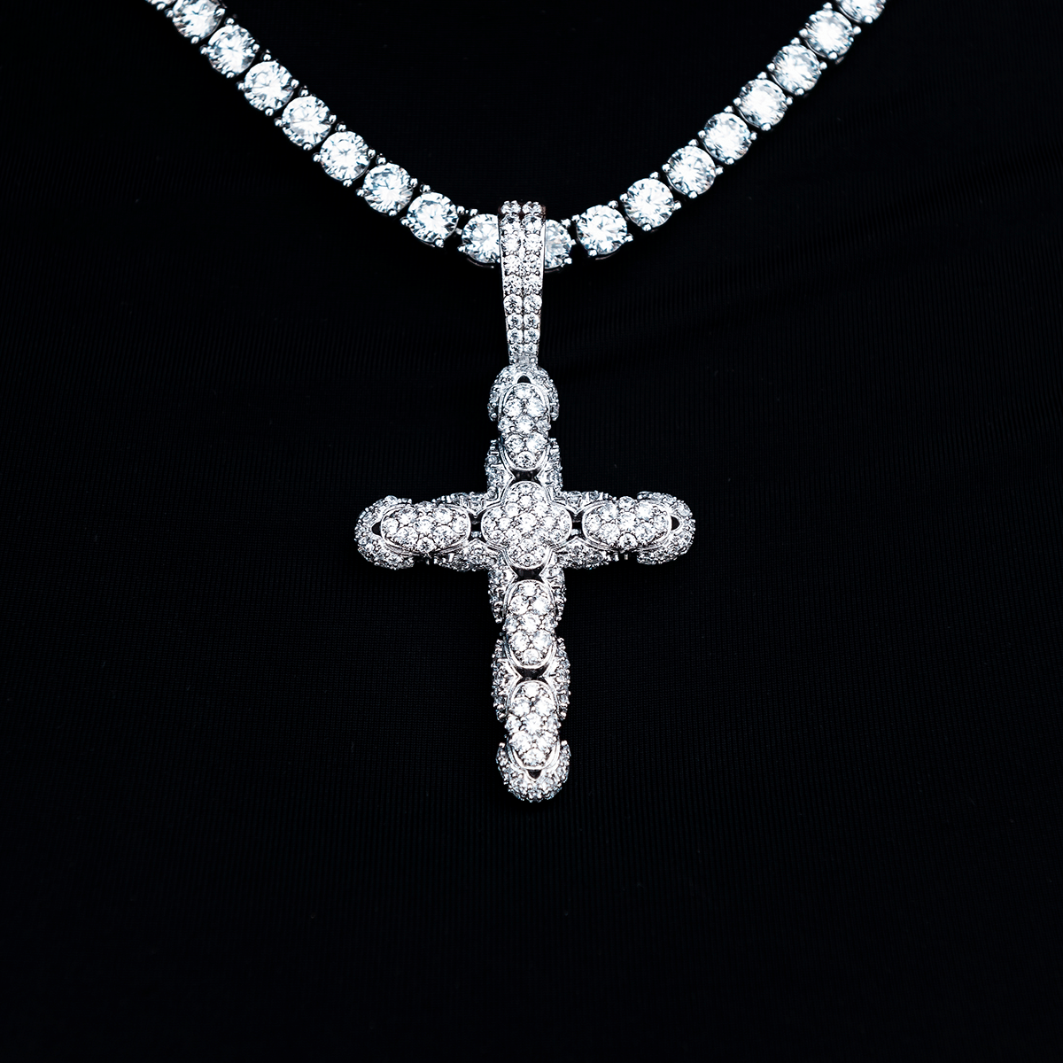 GLD Women Diamond Pave Snake Link Cross Pendant in White Gold