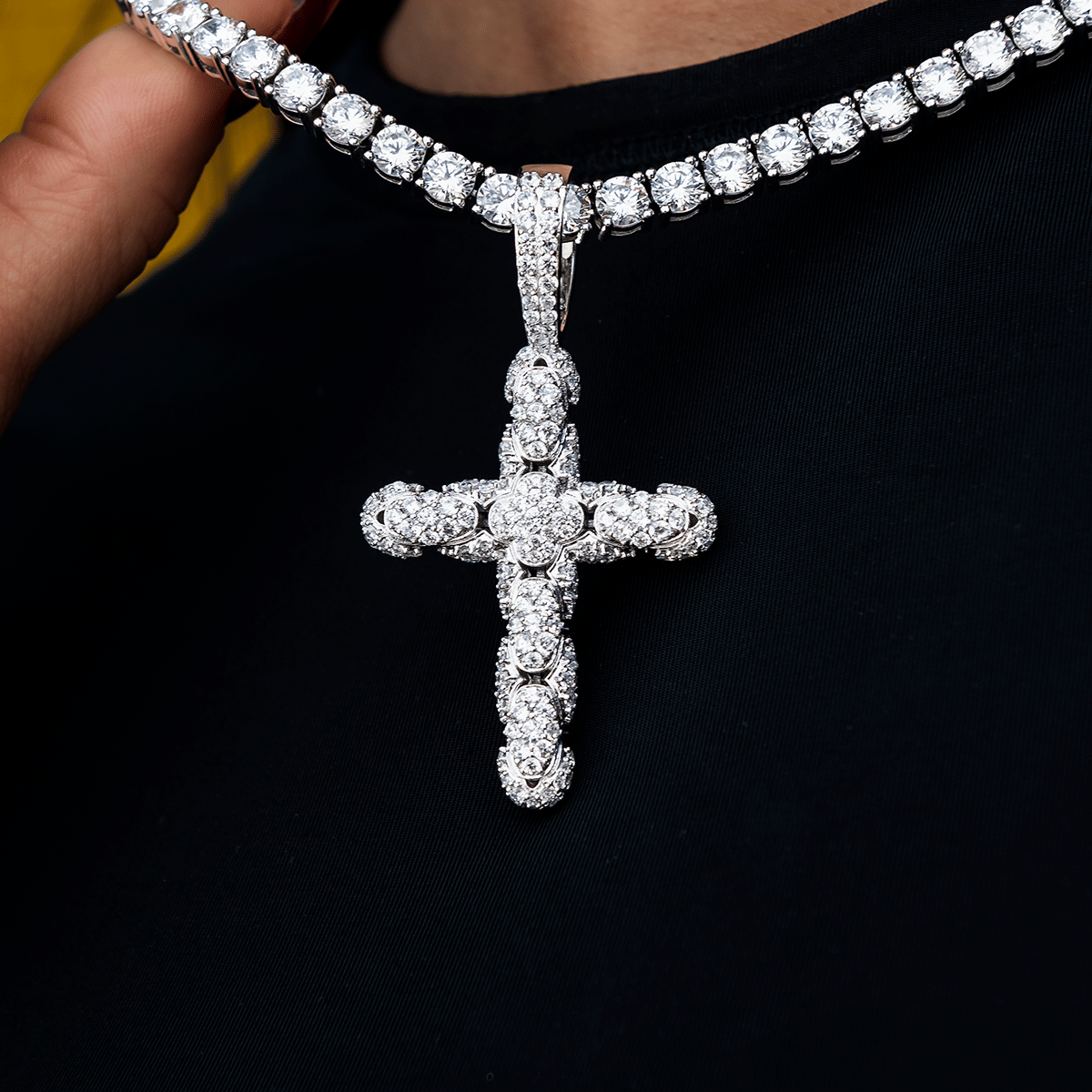 GLD Women Diamond Pave Snake Link Cross Pendant in White Gold