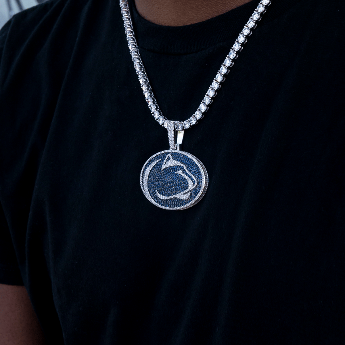 GLD Men Large Penn State Nittany Lions Official NCAA Logo Pendant