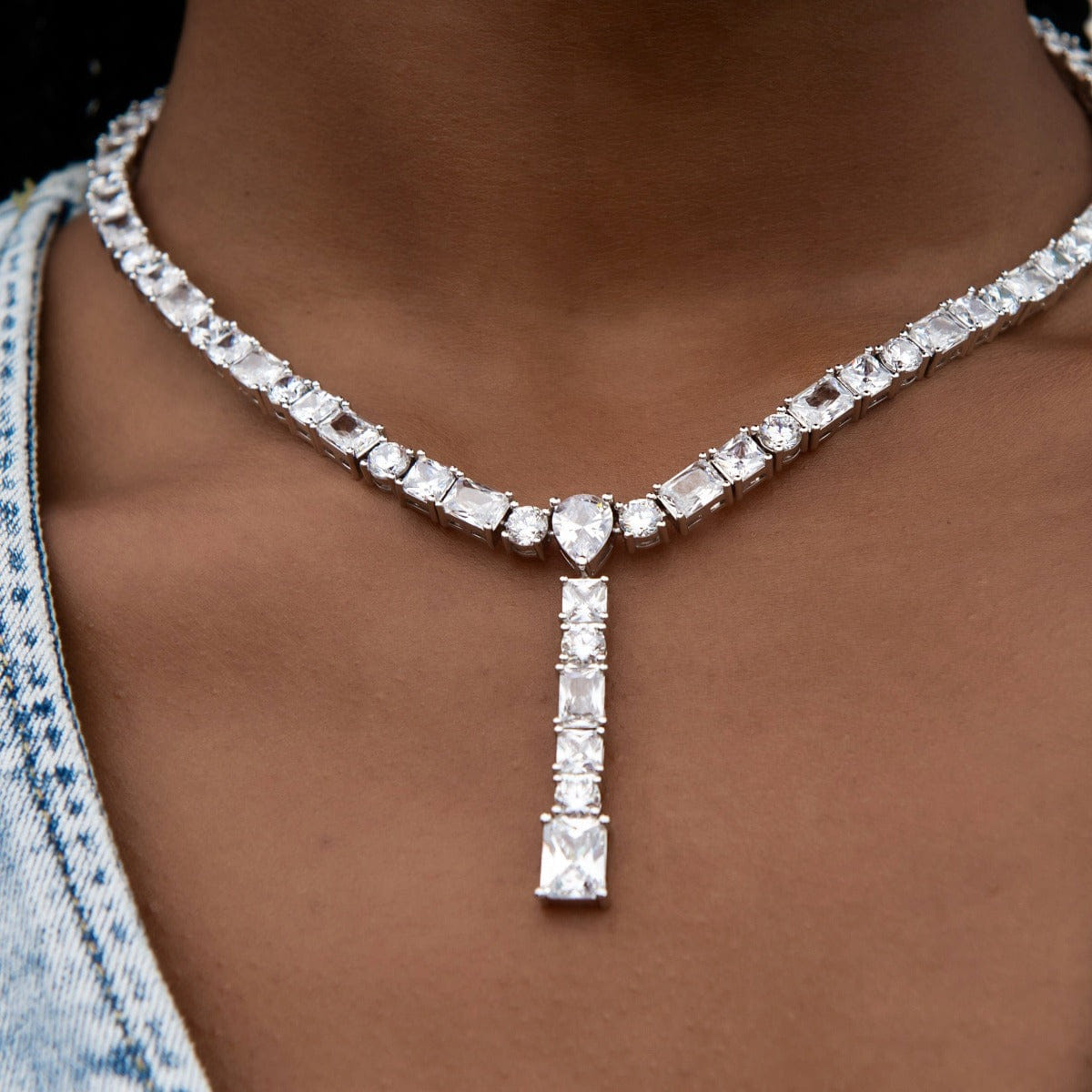 GLD PROMO - WOMEN Multi Diamond Lariat Necklace in White Gold