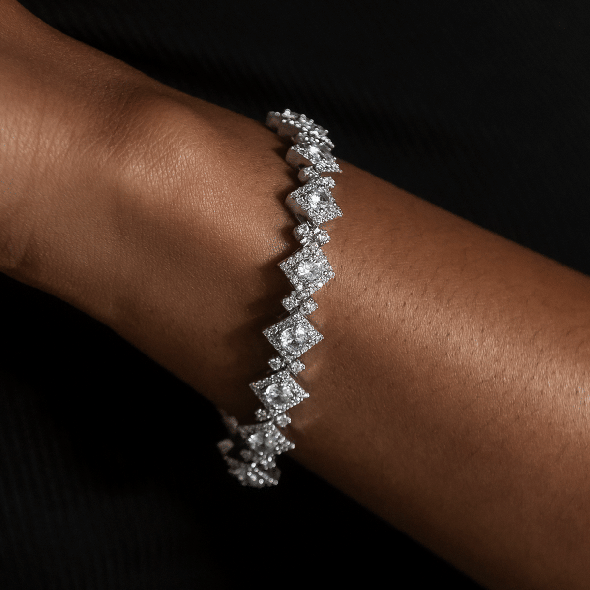 GLD Women Cloister Link Bracelet in White Gold
