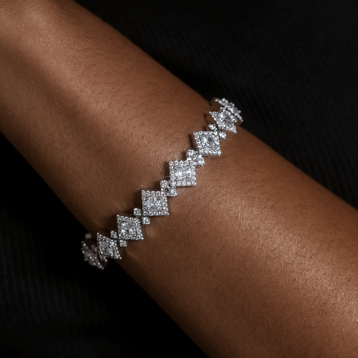 GLD Women Cloister Link Bracelet in White Gold