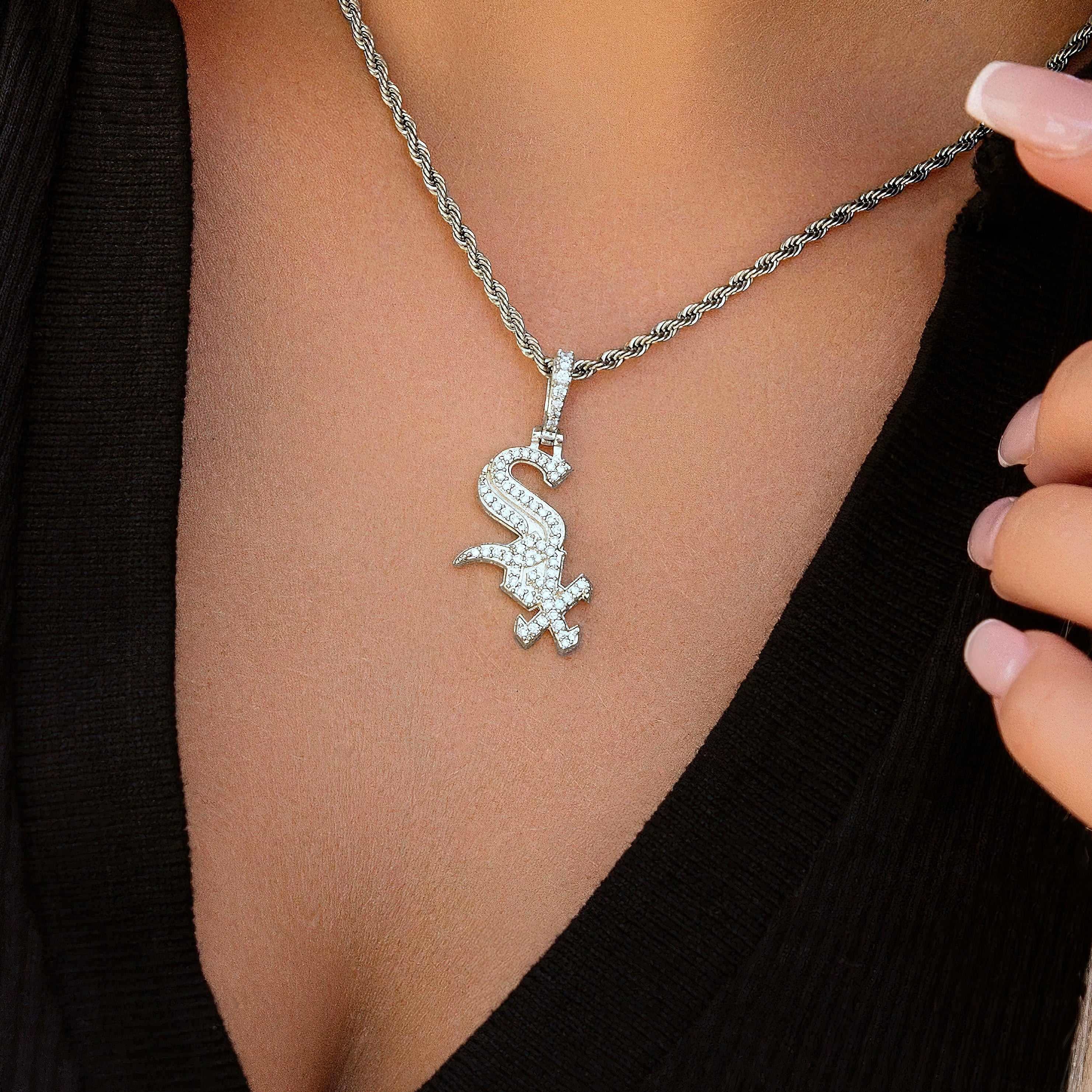 GLD PROMO - WOMEN Chicago White Sox Micro Pendant in White Gold
