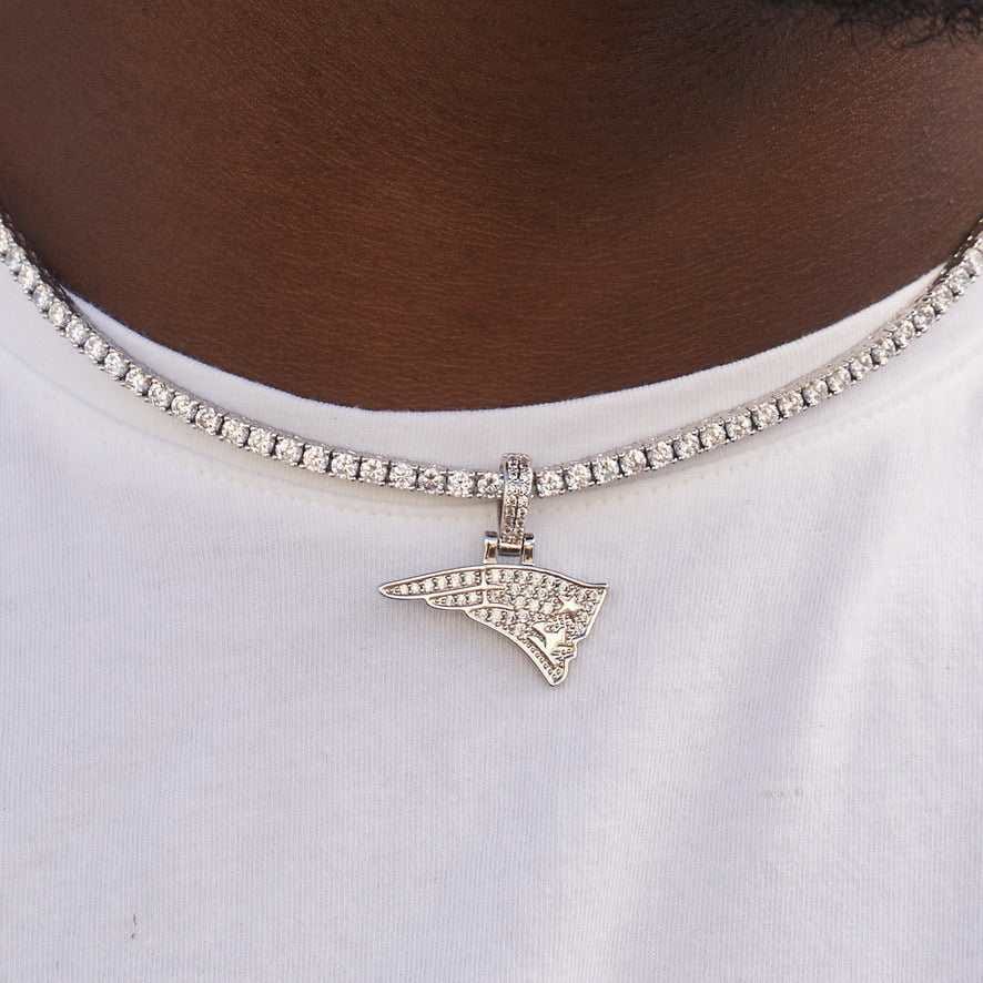 GLD Men New England Patriots Official NFL Micro Logo Pendant - White Gold