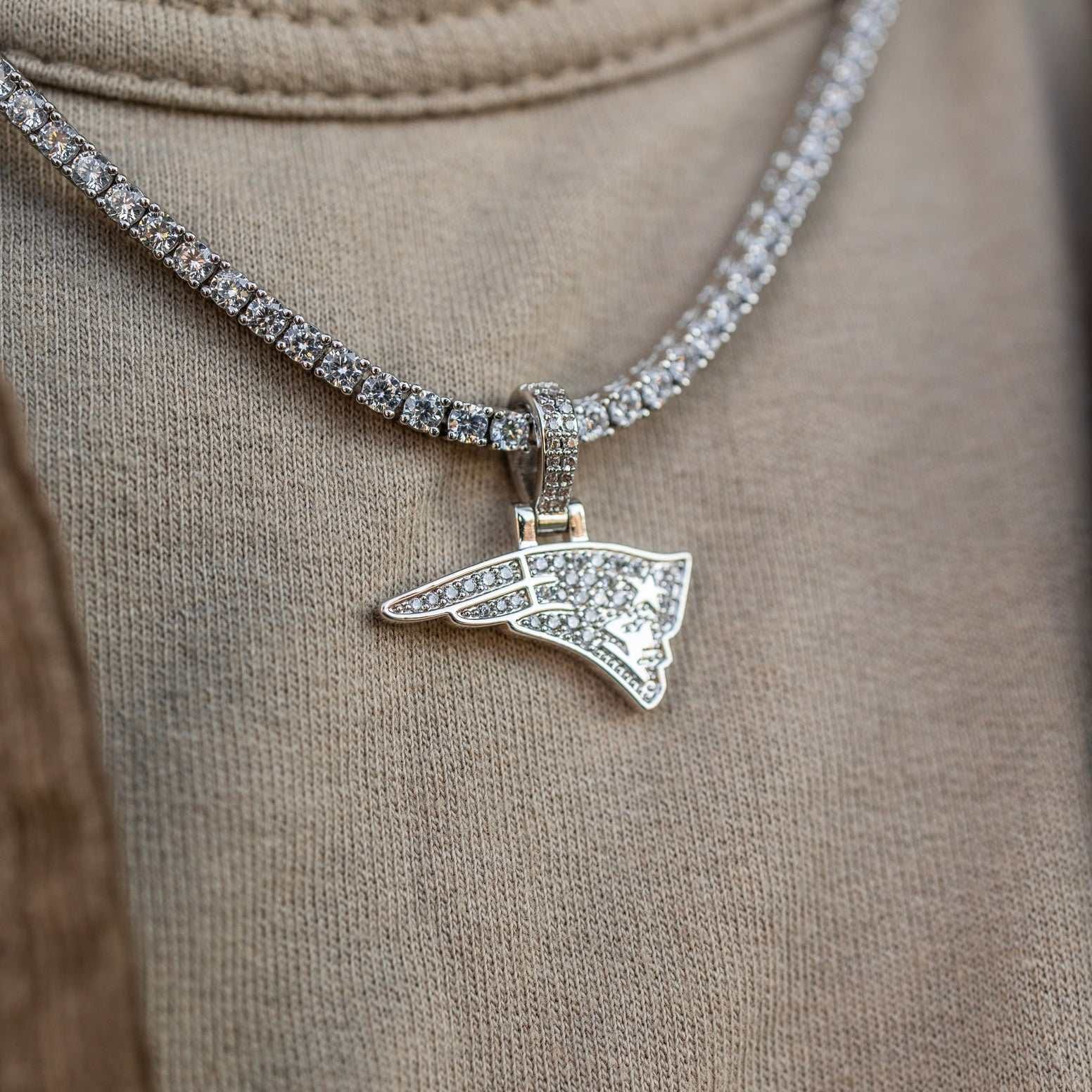 GLD Men New England Patriots Official NFL Micro Logo Pendant - White Gold