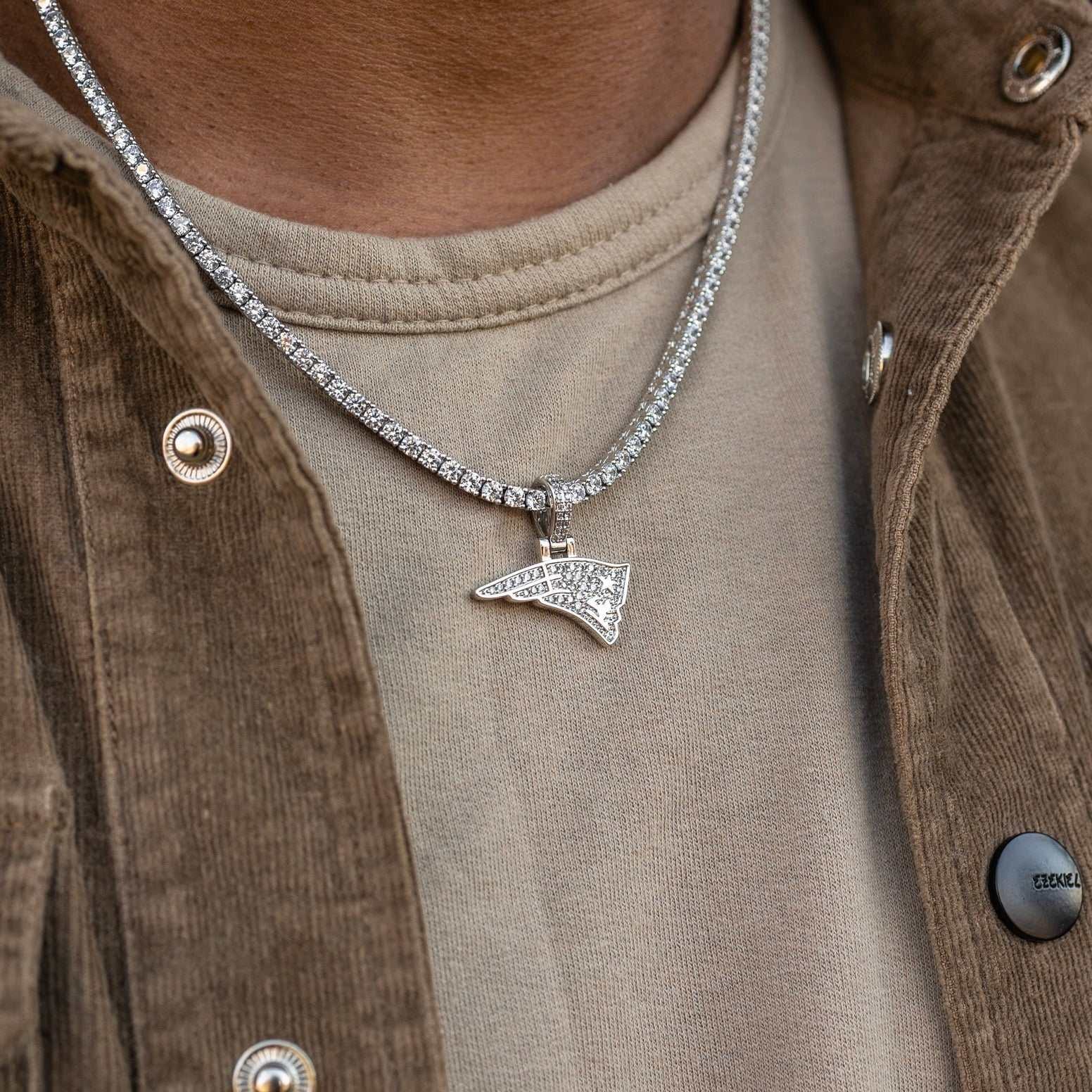 GLD Men New England Patriots Official NFL Micro Logo Pendant - White Gold
