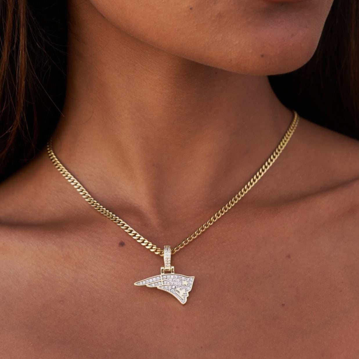 GLD Women New England Patriots Official NFL Micro Logo Pendant - Yellow Gold