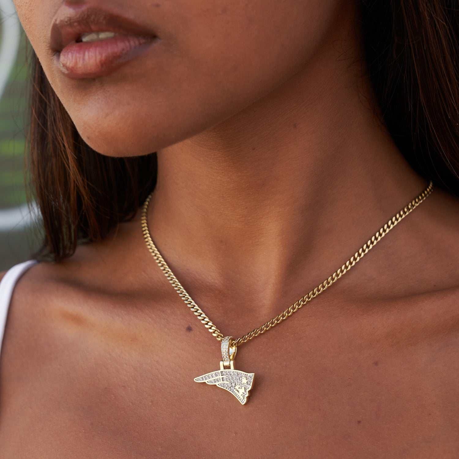 GLD Women New England Patriots Official NFL Micro Logo Pendant - Yellow Gold