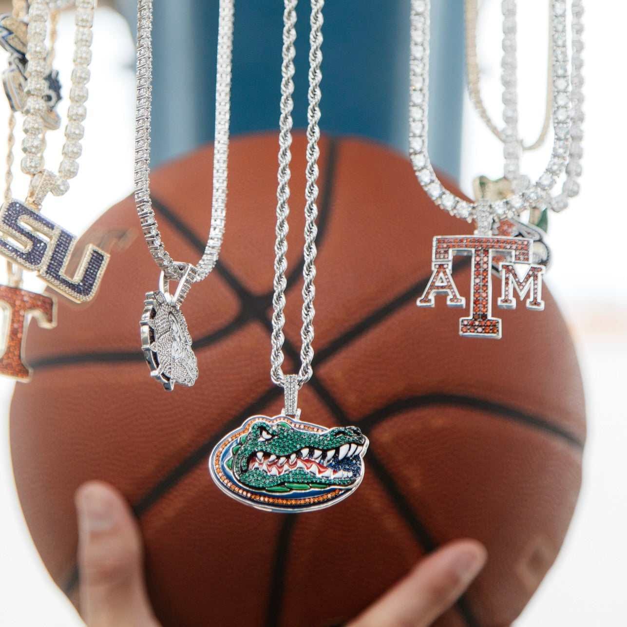 GLD Men Texas A&M Aggies Official NCAA Logo Pendant