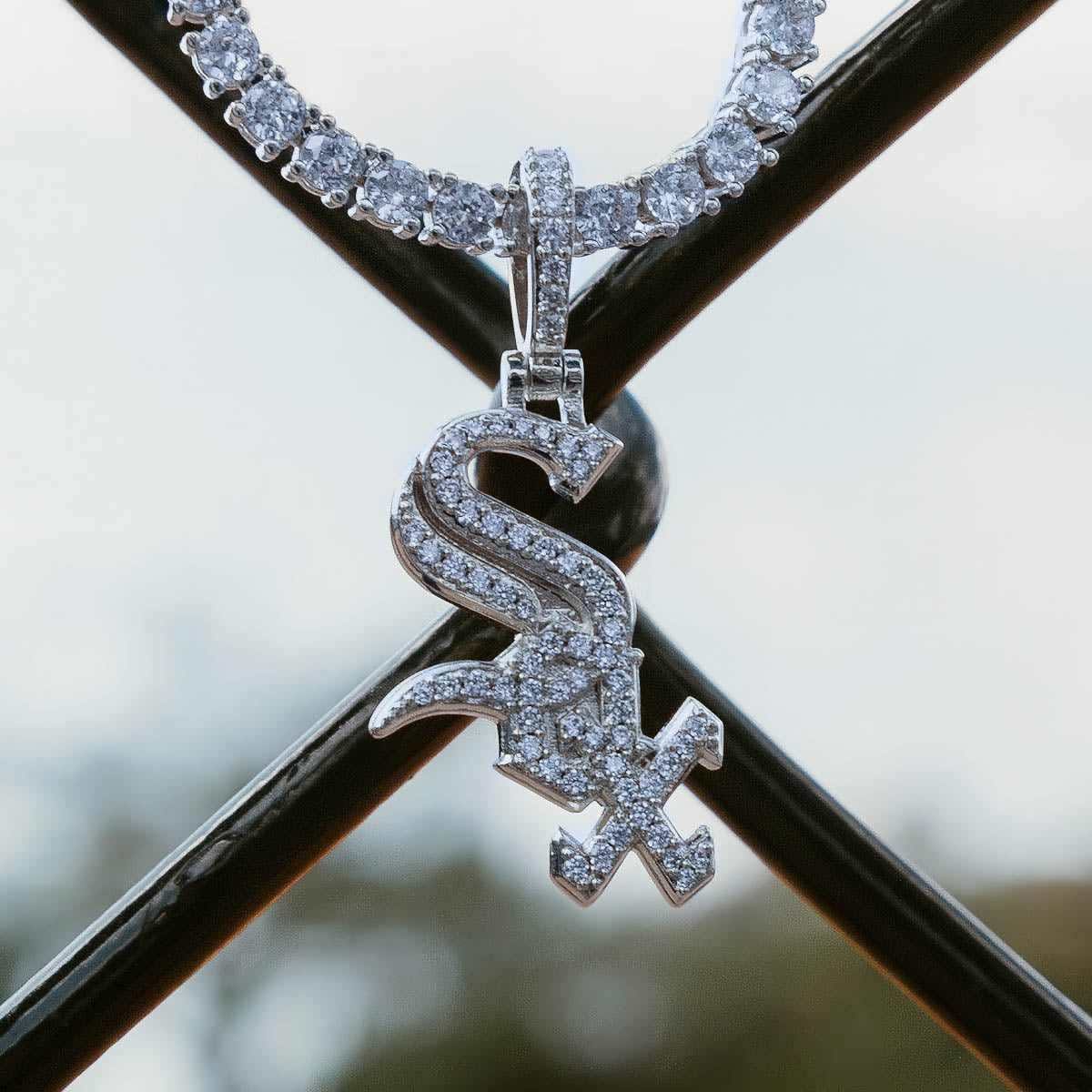 GLD Men Chicago White Sox Official MLB Micro Logo Pendant in White Gold