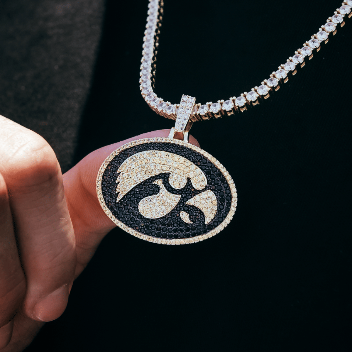 GLD Men Iowa Hawkeyes Official NCAA Logo Pendant