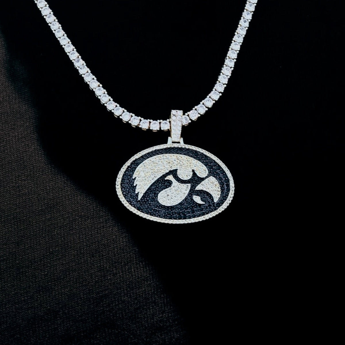 GLD Men Iowa Hawkeyes Official NCAA Logo Pendant