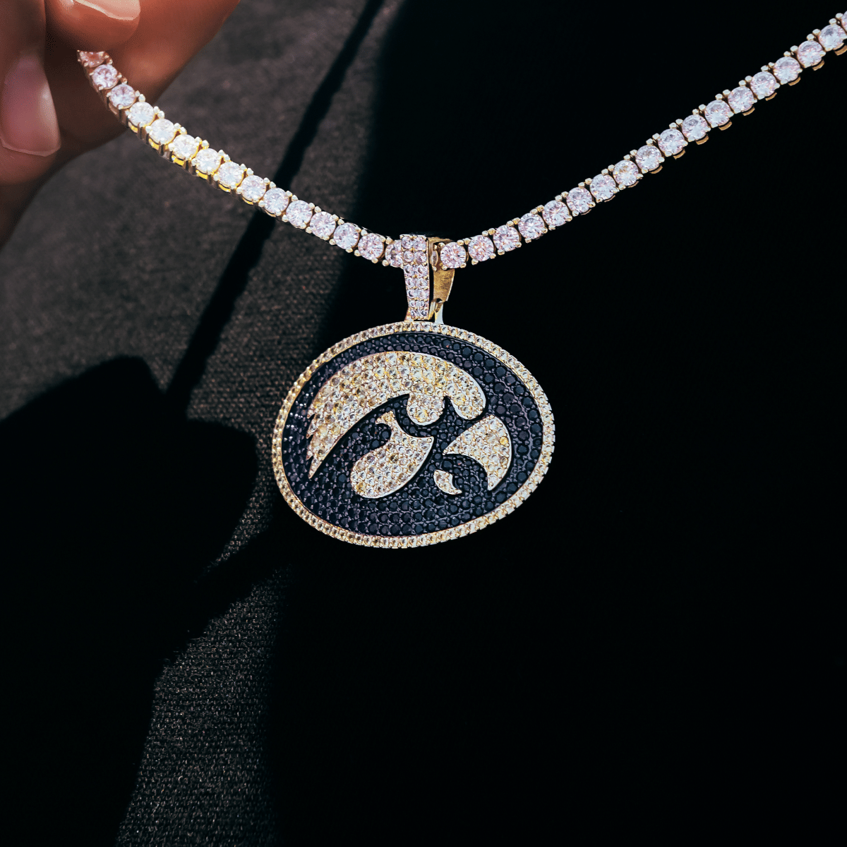 GLD Men Iowa Hawkeyes Official NCAA Logo Pendant