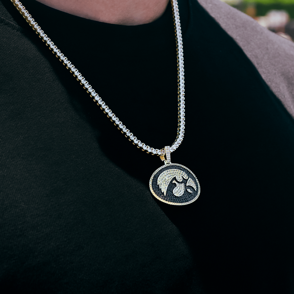 GLD Men Iowa Hawkeyes Official NCAA Logo Pendant
