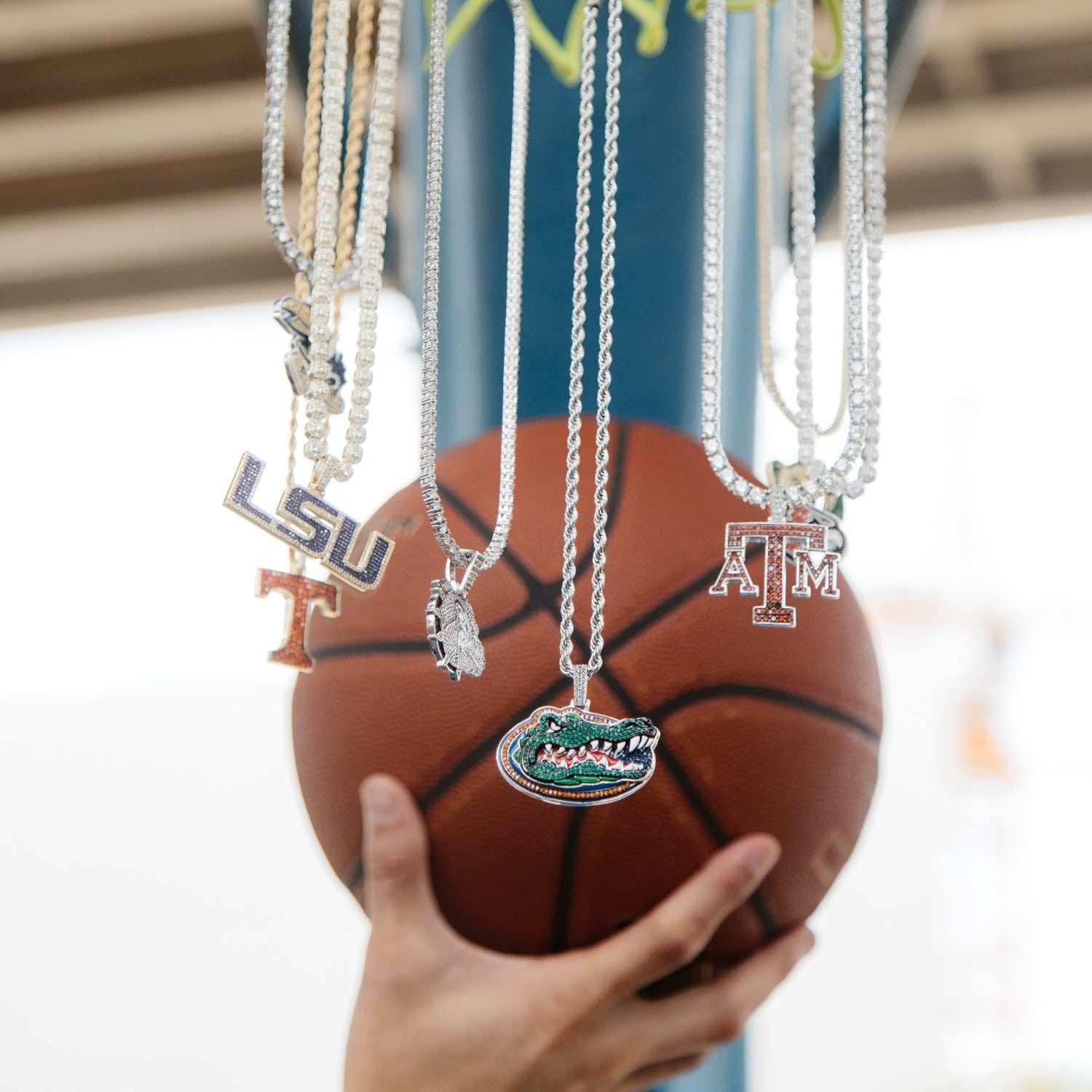 GLD Men Florida Gators Official NCAA Mascot Logo Pendant