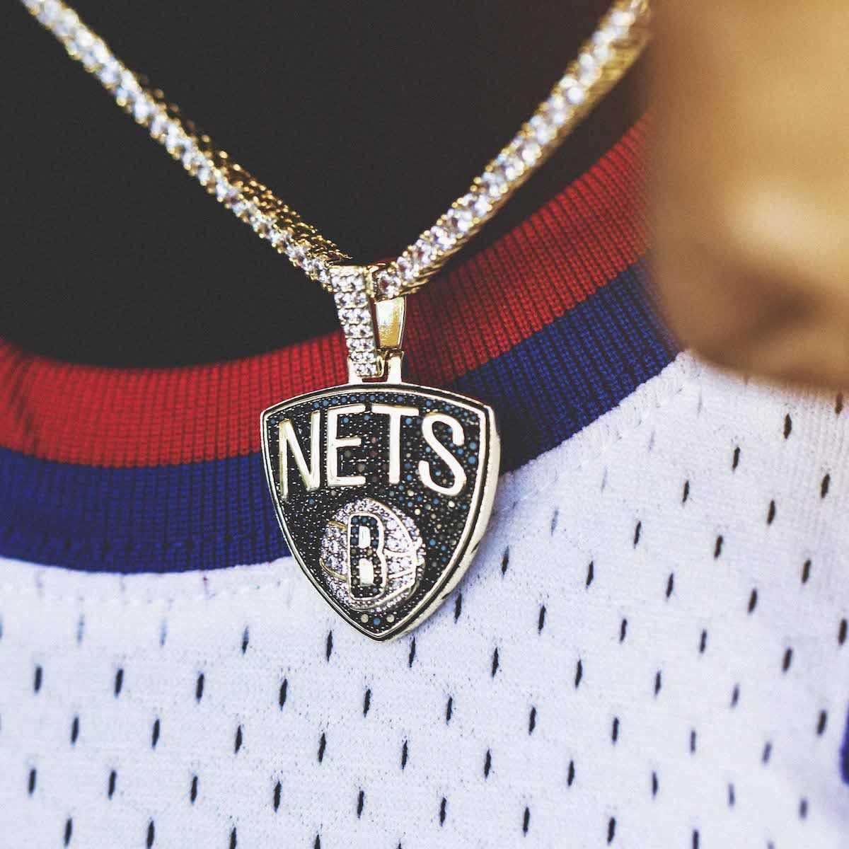 GLD Men Brooklyn Nets Official NBA Logo Pendant in Yellow Gold