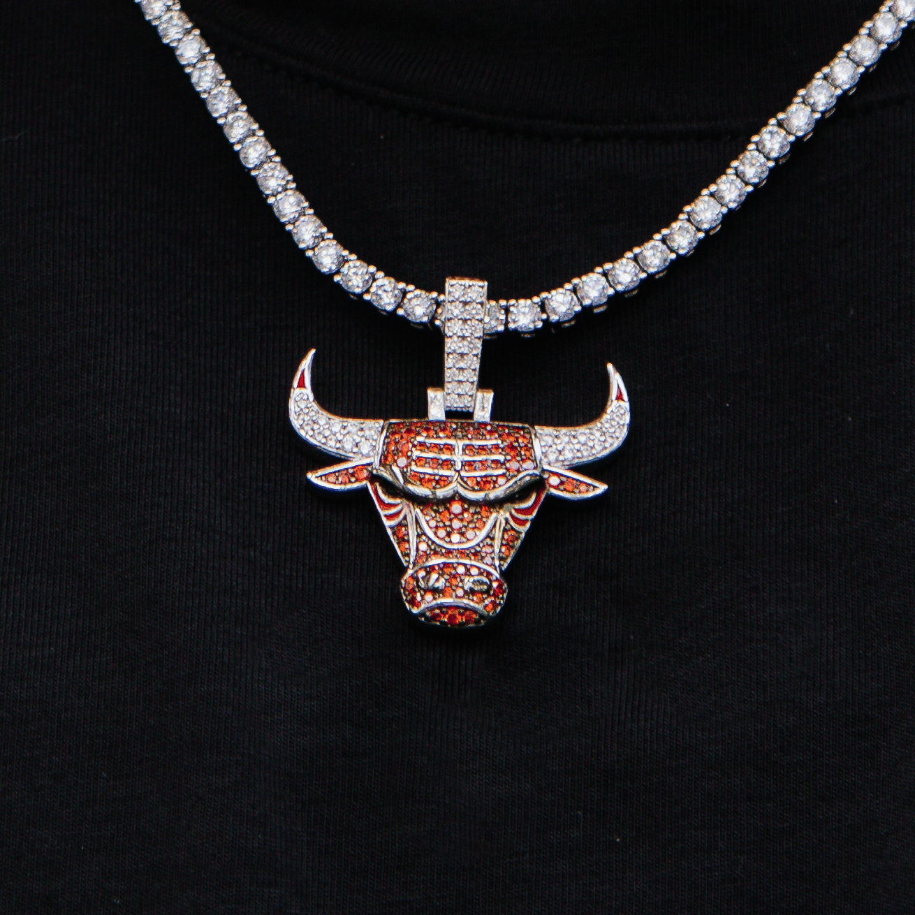 GLD Men Chicago Bulls Official NBA Logo Pendant