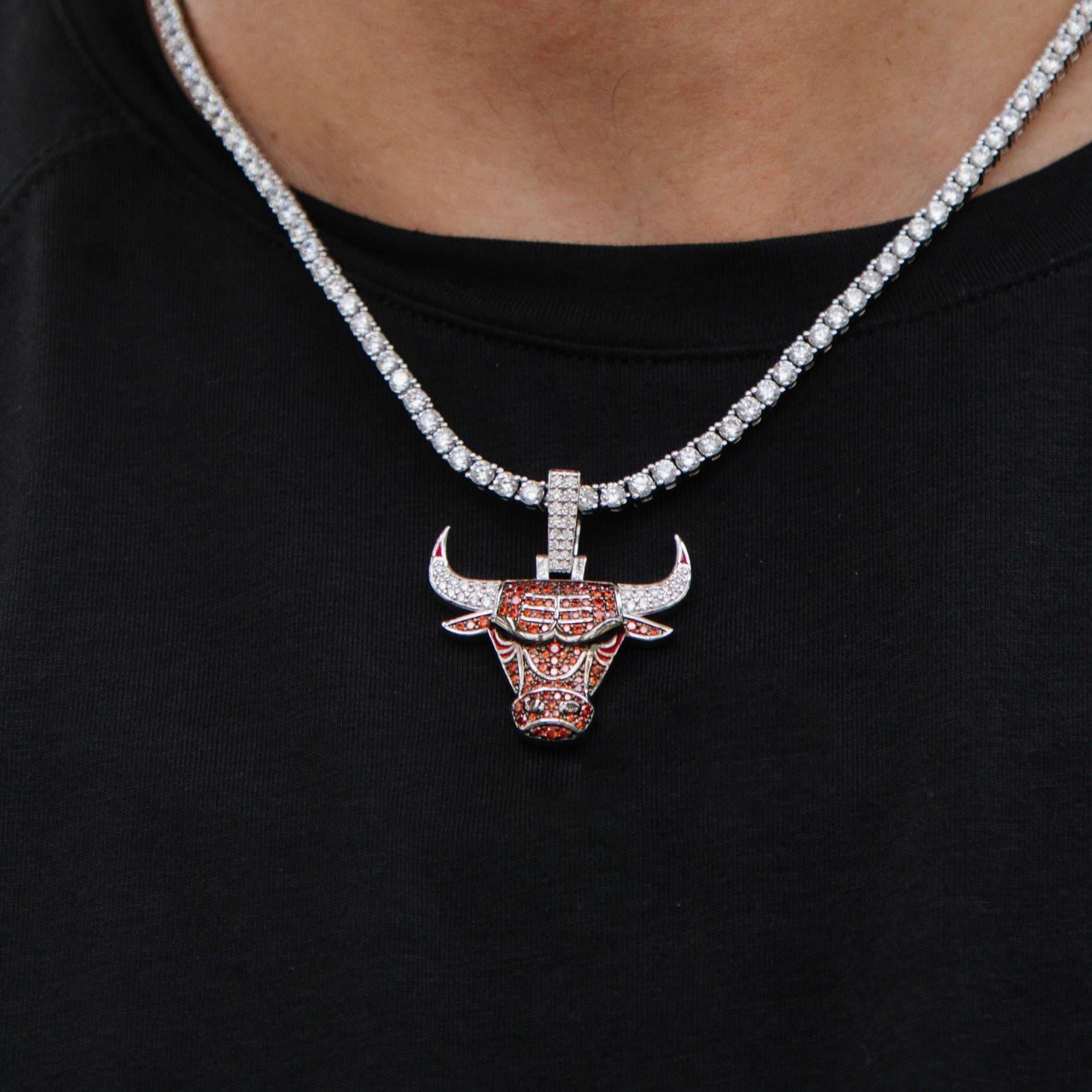 GLD Men Chicago Bulls Official NBA Logo Pendant