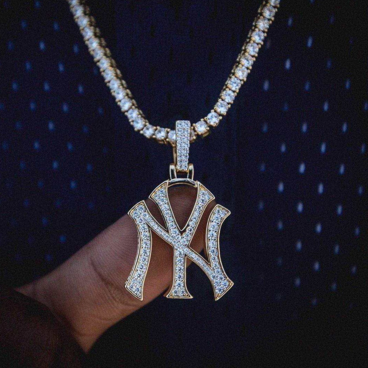 GLD Men New York Yankees Official MLB Logo Pendant in Yellow Gold