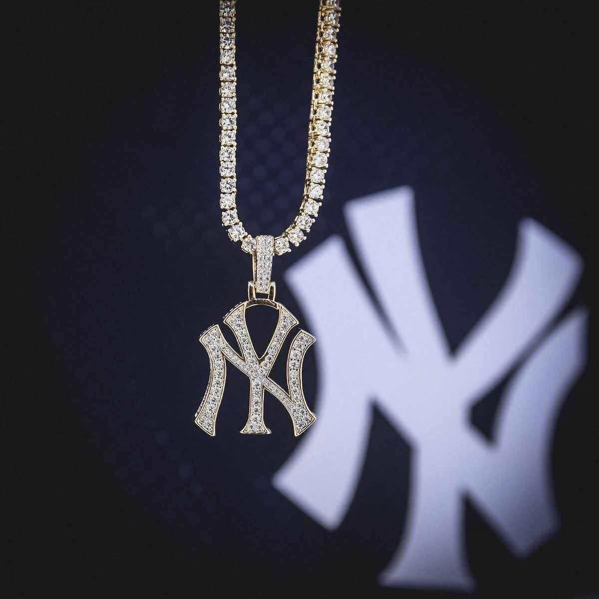 GLD Men New York Yankees Official MLB Logo Pendant in Yellow Gold