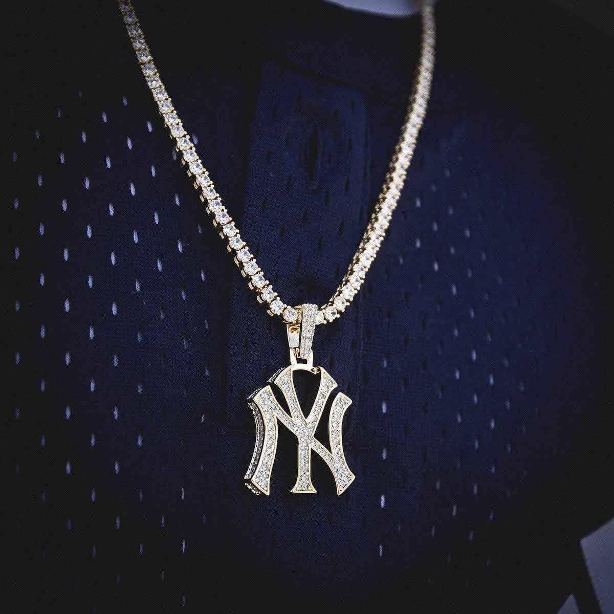 GLD Men New York Yankees Official MLB Logo Pendant in Yellow Gold