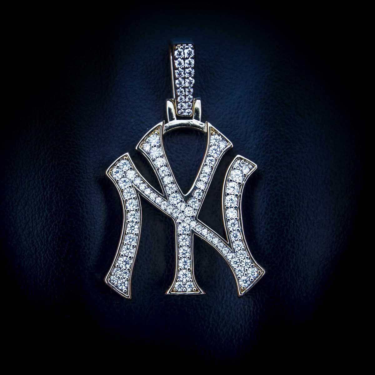 GLD Men New York Yankees Official MLB Logo Pendant in Yellow Gold