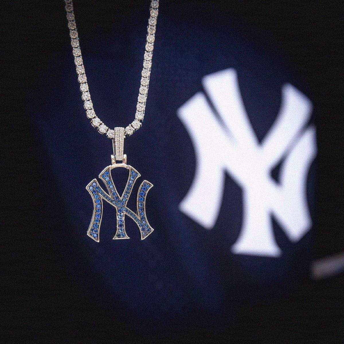 GLD Men New York Yankees Official MLB Logo Pendant in White Gold