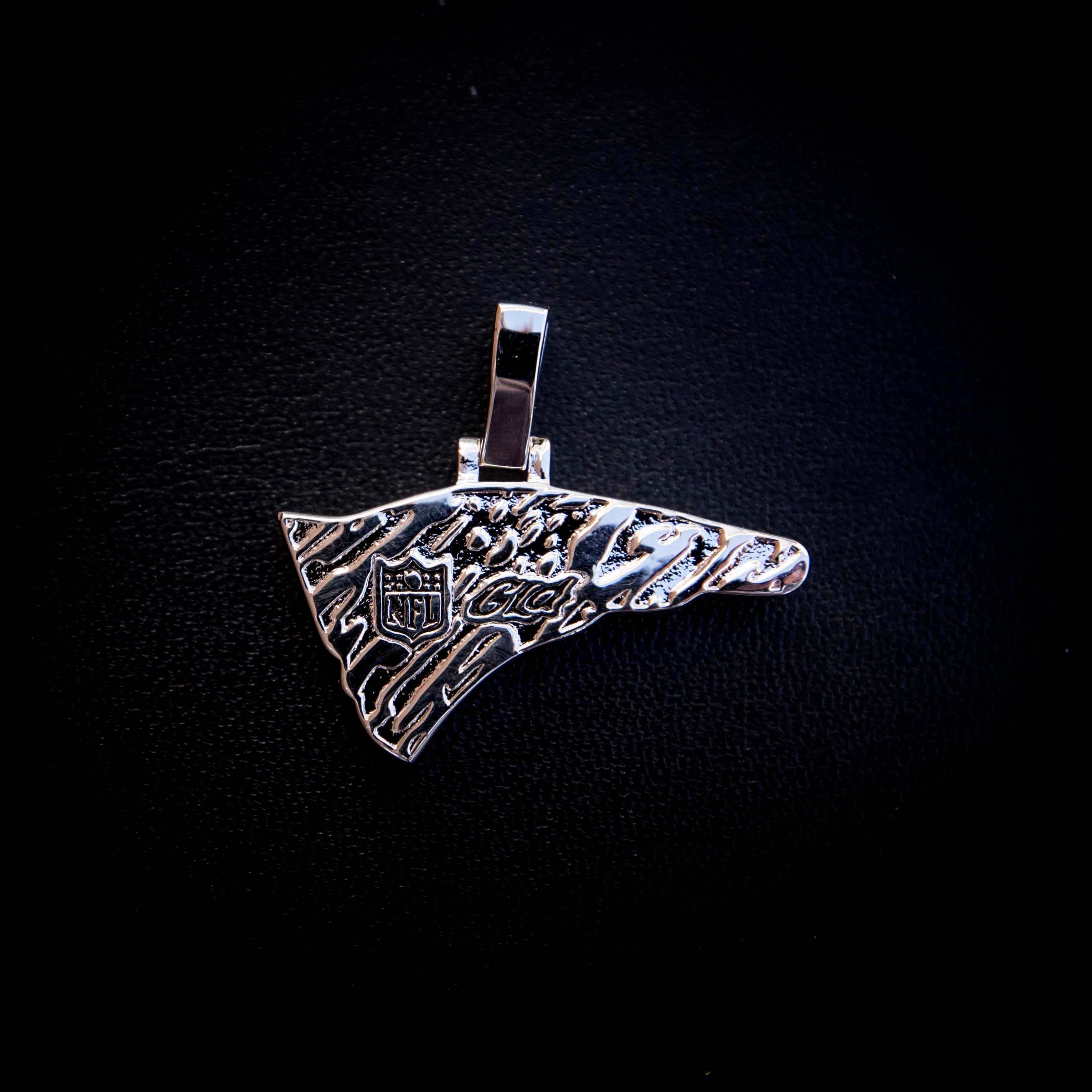 GLD Men New England Patriots Official NFL Pendant