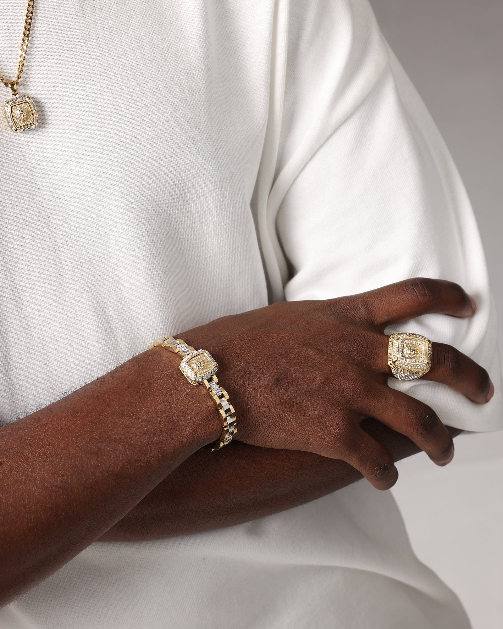 GUESS Mainline 14 mm Lion Pave Signet Ring Gold