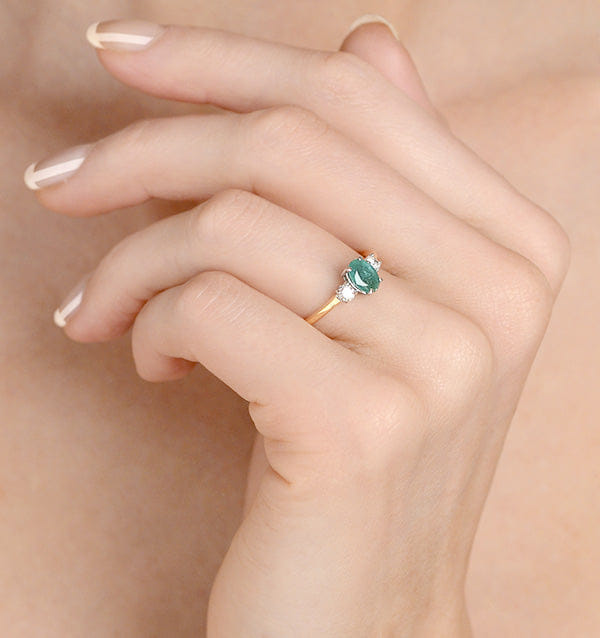 Diamond Emerald 0.75ct And Diamond 18K Gold Ring