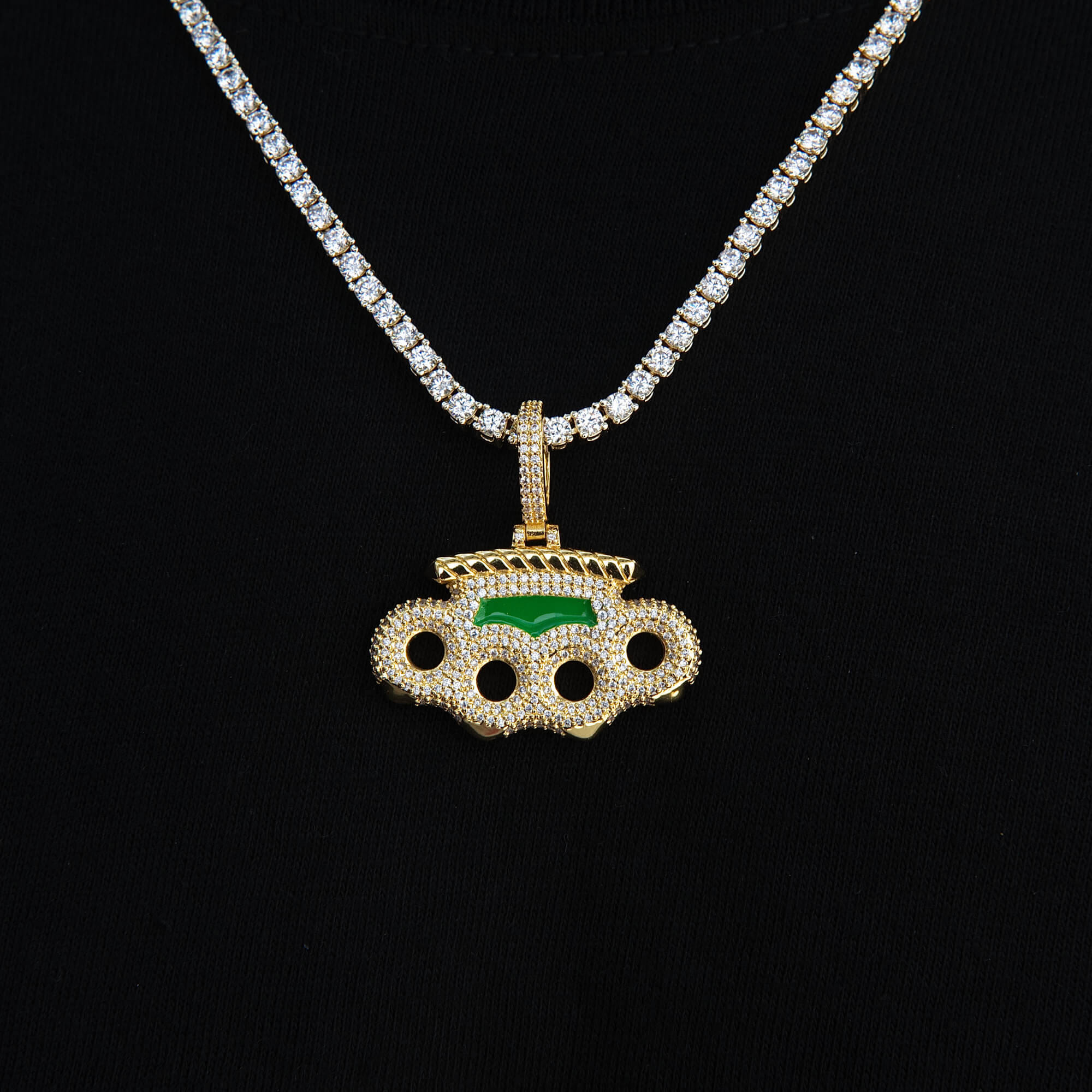 GLD Men Poing Doré Pendant in Yellow Gold