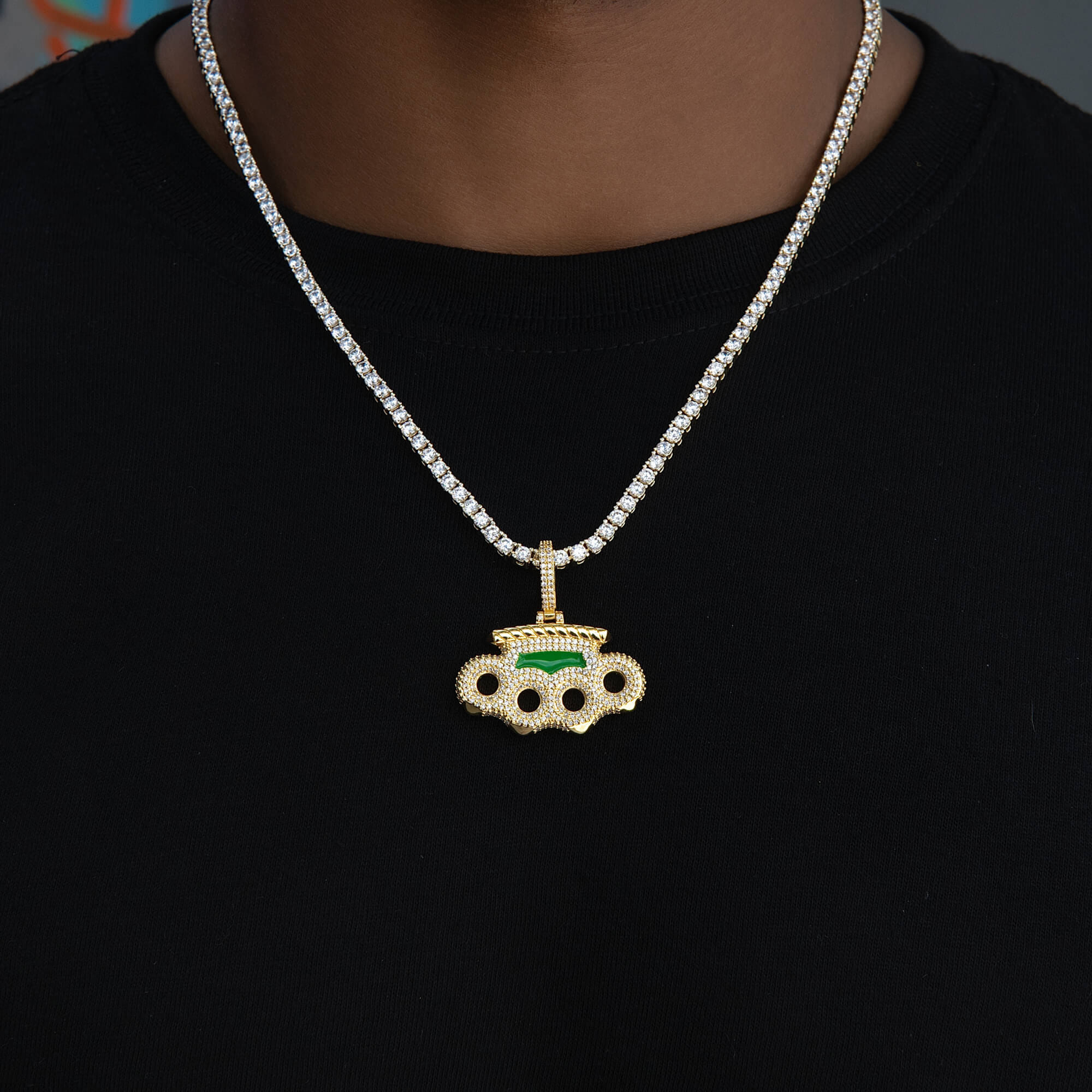 GLD Men Poing Doré Pendant in Yellow Gold