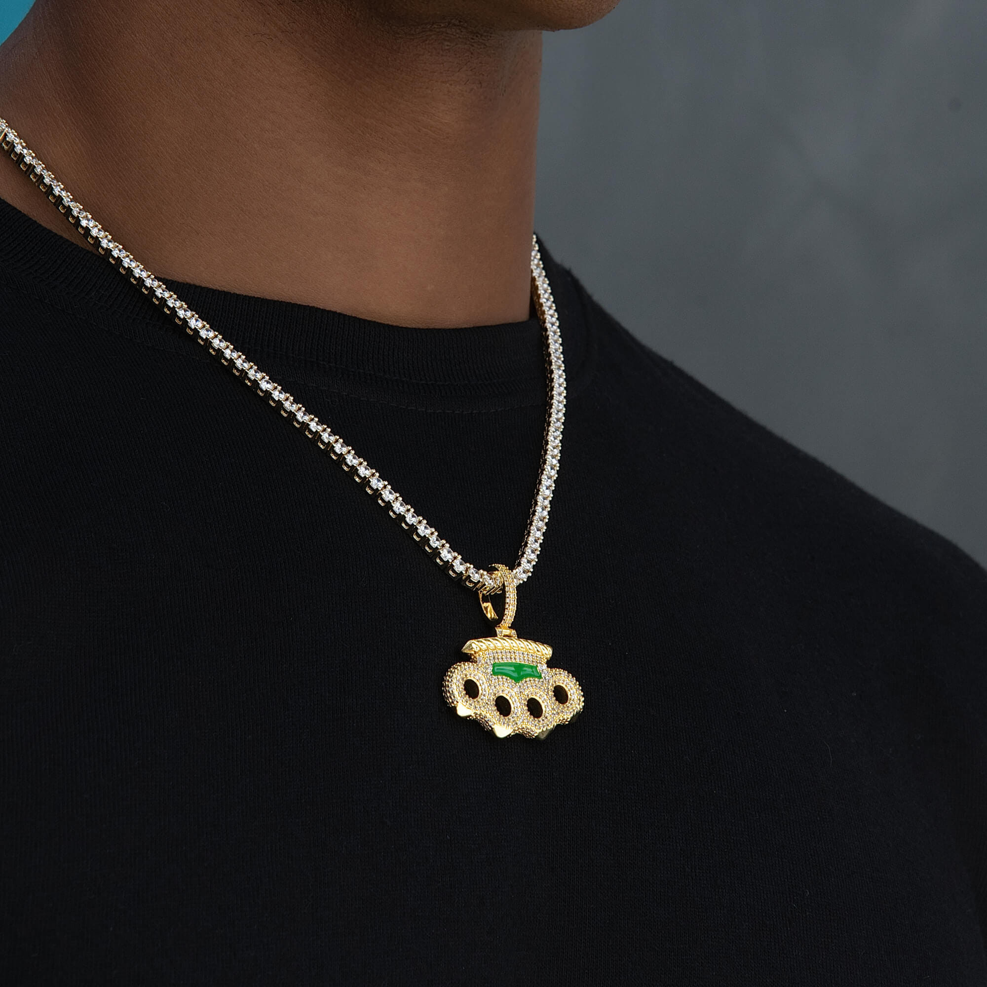 GLD Men Poing Doré Pendant in Yellow Gold